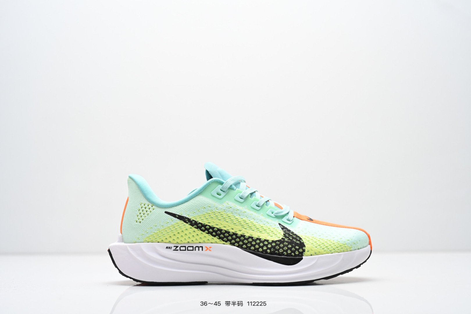 耐克Nike Pegasus Plus 超跑飞马网面训练纯原跑步鞋CK4318-018,采用全掌ZoomX中底技术,具有即刻可用的回弹性能和推动感,无需长时间磨合即可体验优异反馈. 1核心技术特点:ZoomX中底:相比传统Zoom气垫,ZoomX材质无需磨合即可发挥优异回弹性能,提供即时反馈和推进力,适合追求快速响应的跑者.轻量化设计:中底密度梯度优化,前掌密度低至0.82g/cm3,后跟密度提升至1.05g/cm3,兼顾缓震与支撑性能. 支撑升级:采用3D打印TPU框架替代传统支撑撑条,精准适配足部形态,减少足部内翻风险. 货号:FQ7261 编号:112225