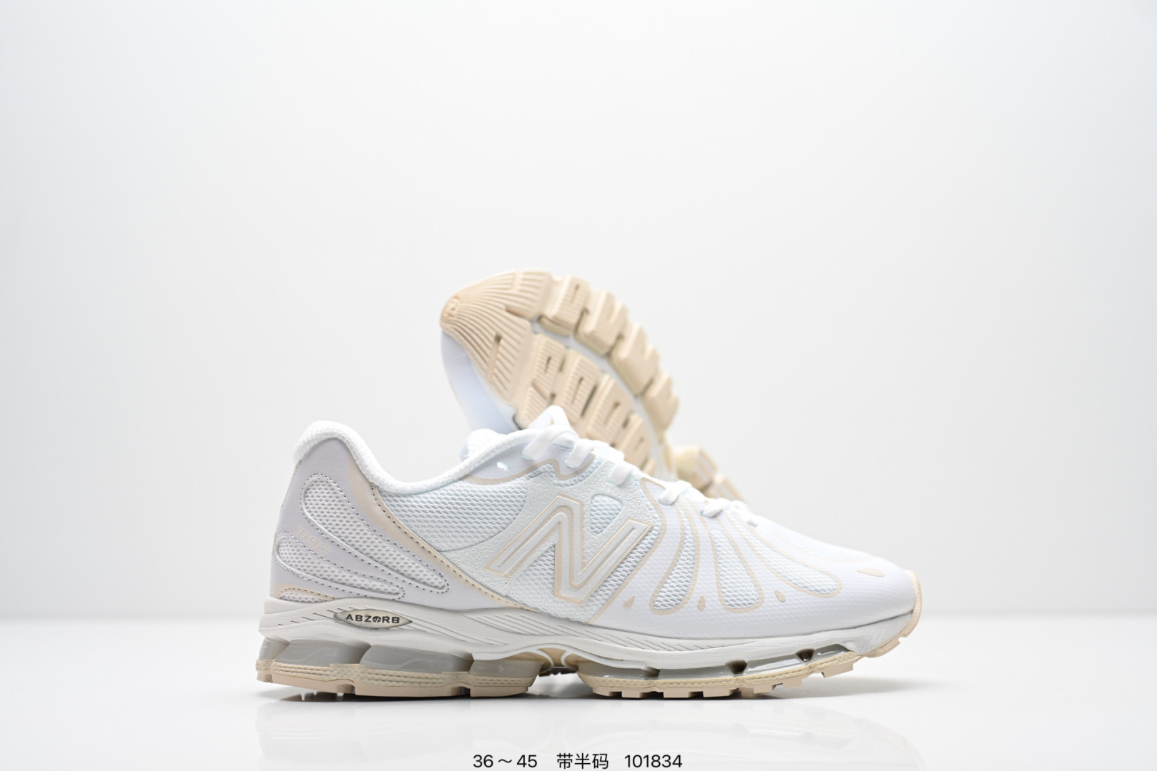 新百伦New Balance最新系列18907运动鞋子,有赛博朋克那味儿了!今年的 New Balance 新鞋型来了!Action Bronson x New Balance 1890 “Cyborg Tears”,由品牌携手高人气多栖艺术家 Action Bronson 带来联名呈现.以「赛博格之泪」为主题,整体气质明显更偏未来科幻路线,既有浓郁的概念表达,同时也保留了 New Balance 一贯擅长的复古运动底色,属于那种一眼就能记住的联名鞋款.鞋型亮点之一,便是分段式中底结构的运用,层次切割清晰,让原本偏复古的跑鞋轮廓多了几分机能与速度感,也进一步强化了 1890 这次想要表达的「复古与未来并存」的设定.细节方面,「Cyborg Tears」在鞋面融入水滴造型的呈现方式,直击主题之余,也让整双鞋的视觉效果更有「赛博朋克」氛围:既怪诞又精致,存在感拉满. 货号:U18909WH 含半码 编码: 101834