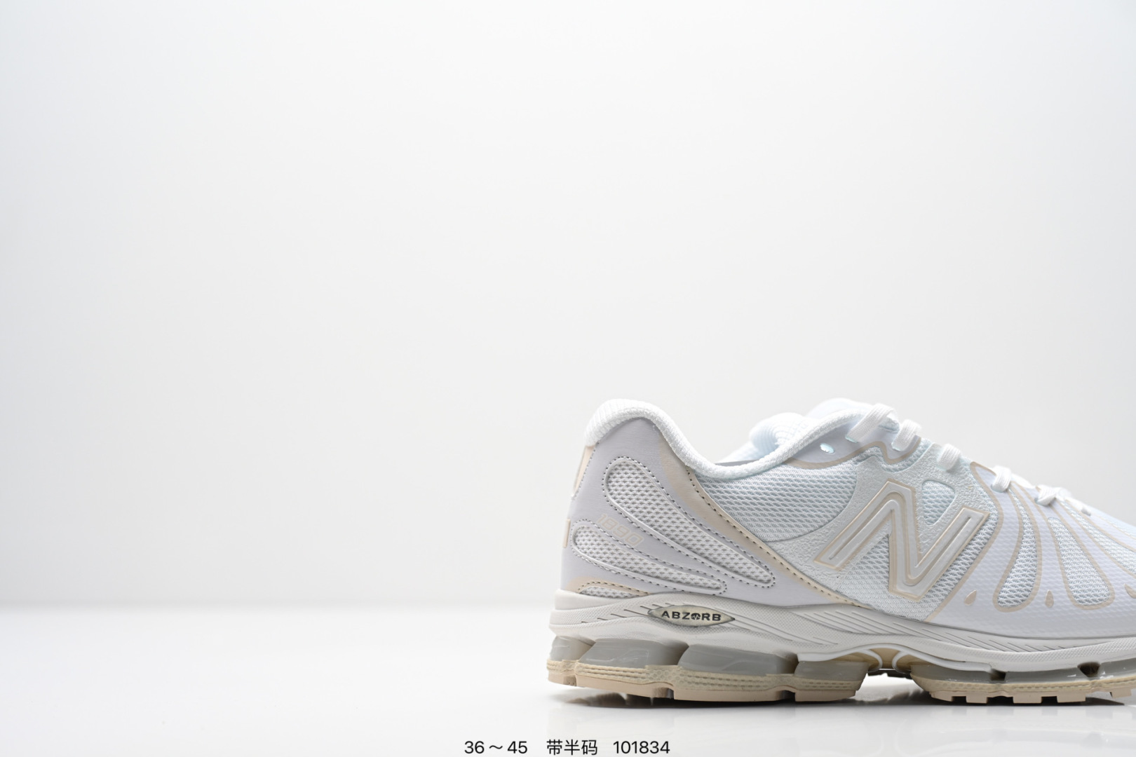 新百伦New Balance最新系列18907运动鞋子,有赛博朋克那味儿了!今年的 New Balance 新鞋型来了!Action Bronson x New Balance 1890 “Cyborg Tears”,由品牌携手高人气多栖艺术家 Action Bronson 带来联名呈现.以「赛博格之泪」为主题,整体气质明显更偏未来科幻路线,既有浓郁的概念表达,同时也保留了 New Balance 一贯擅长的复古运动底色,属于那种一眼就能记住的联名鞋款.鞋型亮点之一,便是分段式中底结构的运用,层次切割清晰,让原本偏复古的跑鞋轮廓多了几分机能与速度感,也进一步强化了 1890 这次想要表达的「复古与未来并存」的设定.细节方面,「Cyborg Tears」在鞋面融入水滴造型的呈现方式,直击主题之余,也让整双鞋的视觉效果更有「赛博朋克」氛围:既怪诞又精致,存在感拉满. 货号:U18909WH 含半码 编码: 101834