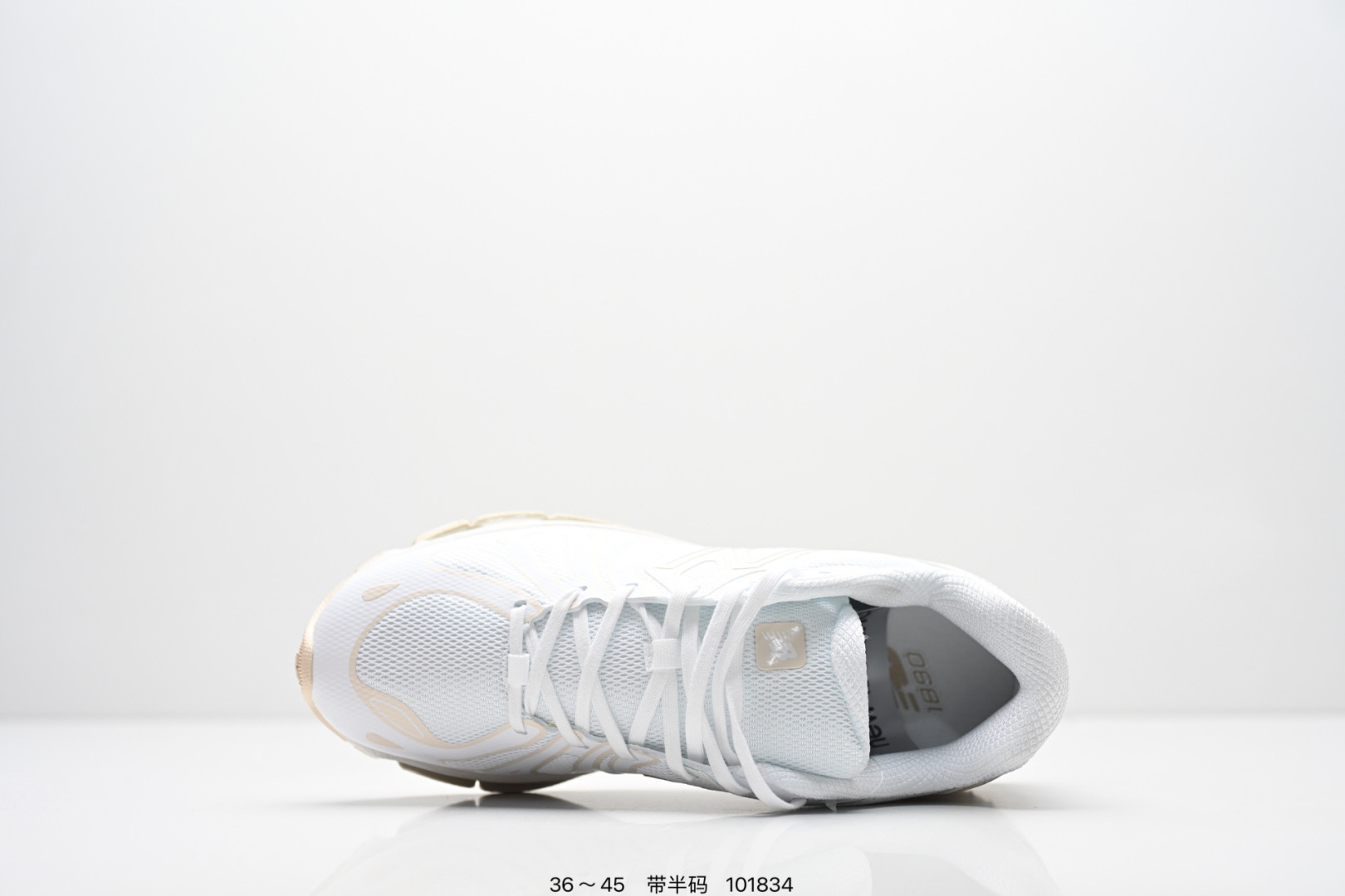 新百伦New Balance最新系列18907运动鞋子,有赛博朋克那味儿了!今年的 New Balance 新鞋型来了!Action Bronson x New Balance 1890 “Cyborg Tears”,由品牌携手高人气多栖艺术家 Action Bronson 带来联名呈现.以「赛博格之泪」为主题,整体气质明显更偏未来科幻路线,既有浓郁的概念表达,同时也保留了 New Balance 一贯擅长的复古运动底色,属于那种一眼就能记住的联名鞋款.鞋型亮点之一,便是分段式中底结构的运用,层次切割清晰,让原本偏复古的跑鞋轮廓多了几分机能与速度感,也进一步强化了 1890 这次想要表达的「复古与未来并存」的设定.细节方面,「Cyborg Tears」在鞋面融入水滴造型的呈现方式,直击主题之余,也让整双鞋的视觉效果更有「赛博朋克」氛围:既怪诞又精致,存在感拉满. 货号:U18909WH 含半码 编码: 101834
