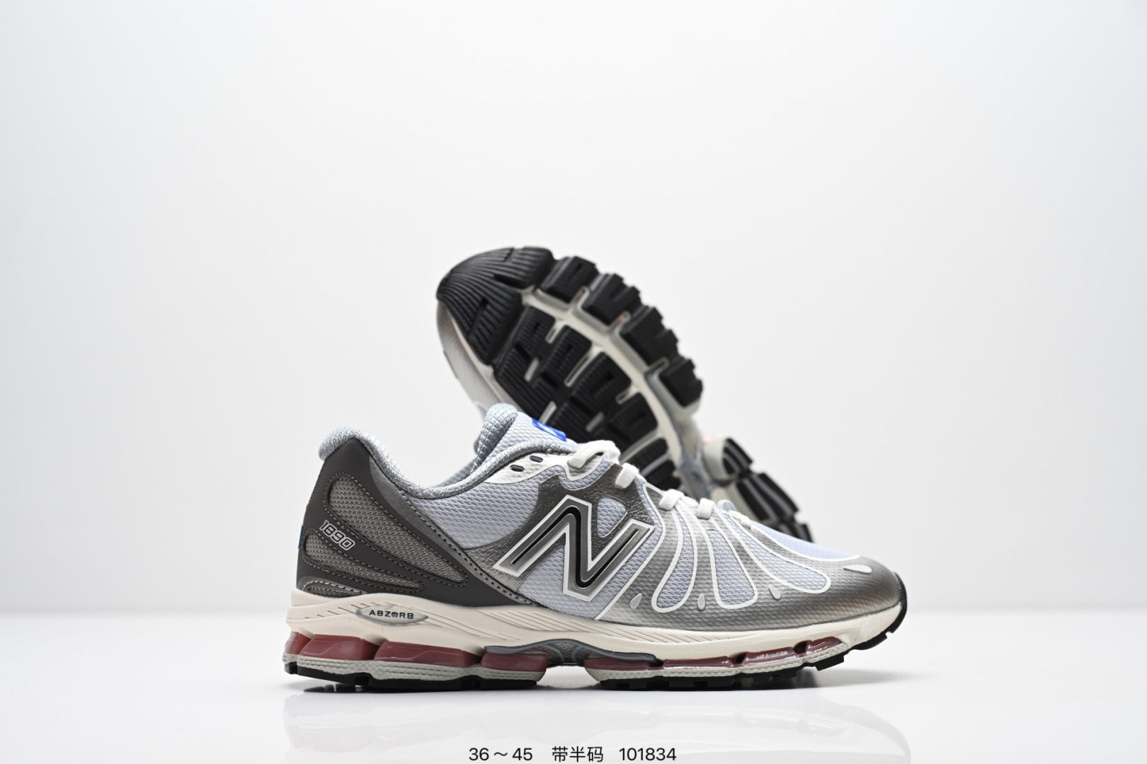 新百伦New Balance最新系列18907运动鞋子,有赛博朋克那味儿了!今年的 New Balance 新鞋型来了!Action Bronson x New Balance 1890 “Cyborg Tears”,由品牌携手高人气多栖艺术家 Action Bronson 带来联名呈现.以「赛博格之泪」为主题,整体气质明显更偏未来科幻路线,既有浓郁的概念表达,同时也保留了 New Balance 一贯擅长的复古运动底色,属于那种一眼就能记住的联名鞋款.鞋型亮点之一,便是分段式中底结构的运用,层次切割清晰,让原本偏复古的跑鞋轮廓多了几分机能与速度感,也进一步强化了 1890 这次想要表达的「复古与未来并存」的设定.细节方面,「Cyborg Tears」在鞋面融入水滴造型的呈现方式,直击主题之余,也让整双鞋的视觉效果更有「赛博朋克」氛围:既怪诞又精致,存在感拉满. 货号:U18909WH 含半码 编码: 101834
