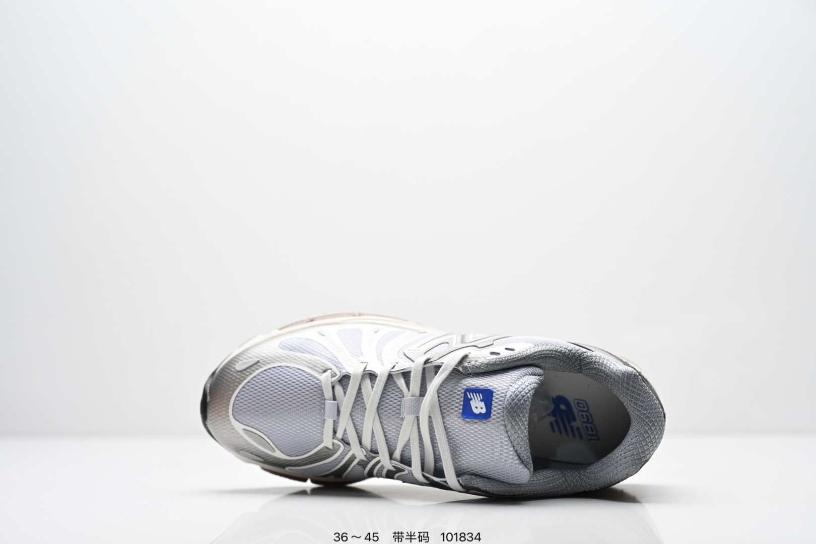 新百伦New Balance最新系列18907运动鞋子,有赛博朋克那味儿了!今年的 New Balance 新鞋型来了!Action Bronson x New Balance 1890 “Cyborg Tears”,由品牌携手高人气多栖艺术家 Action Bronson 带来联名呈现.以「赛博格之泪」为主题,整体气质明显更偏未来科幻路线,既有浓郁的概念表达,同时也保留了 New Balance 一贯擅长的复古运动底色,属于那种一眼就能记住的联名鞋款.鞋型亮点之一,便是分段式中底结构的运用,层次切割清晰,让原本偏复古的跑鞋轮廓多了几分机能与速度感,也进一步强化了 1890 这次想要表达的「复古与未来并存」的设定.细节方面,「Cyborg Tears」在鞋面融入水滴造型的呈现方式,直击主题之余,也让整双鞋的视觉效果更有「赛博朋克」氛围:既怪诞又精致,存在感拉满. 货号:U18909WH 含半码 编码: 101834