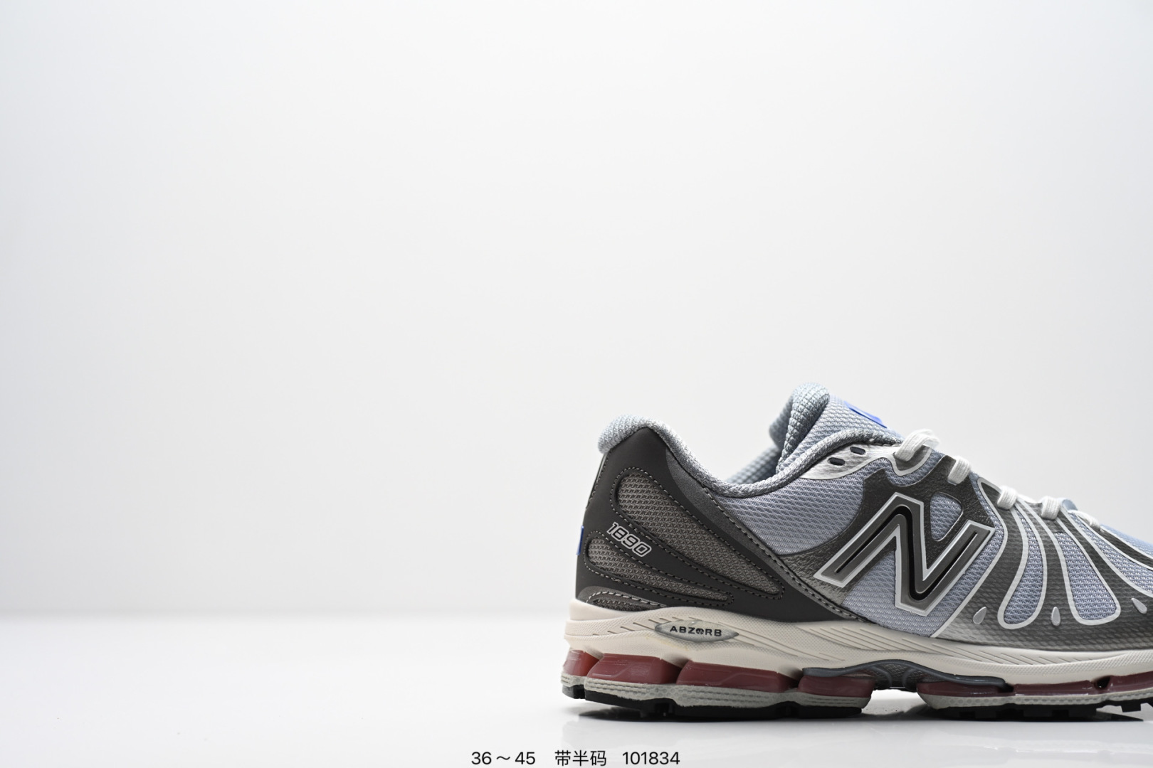 新百伦New Balance最新系列18907运动鞋子,有赛博朋克那味儿了!今年的 New Balance 新鞋型来了!Action Bronson x New Balance 1890 “Cyborg Tears”,由品牌携手高人气多栖艺术家 Action Bronson 带来联名呈现.以「赛博格之泪」为主题,整体气质明显更偏未来科幻路线,既有浓郁的概念表达,同时也保留了 New Balance 一贯擅长的复古运动底色,属于那种一眼就能记住的联名鞋款.鞋型亮点之一,便是分段式中底结构的运用,层次切割清晰,让原本偏复古的跑鞋轮廓多了几分机能与速度感,也进一步强化了 1890 这次想要表达的「复古与未来并存」的设定.细节方面,「Cyborg Tears」在鞋面融入水滴造型的呈现方式,直击主题之余,也让整双鞋的视觉效果更有「赛博朋克」氛围:既怪诞又精致,存在感拉满. 货号:U18909WH 含半码 编码: 101834