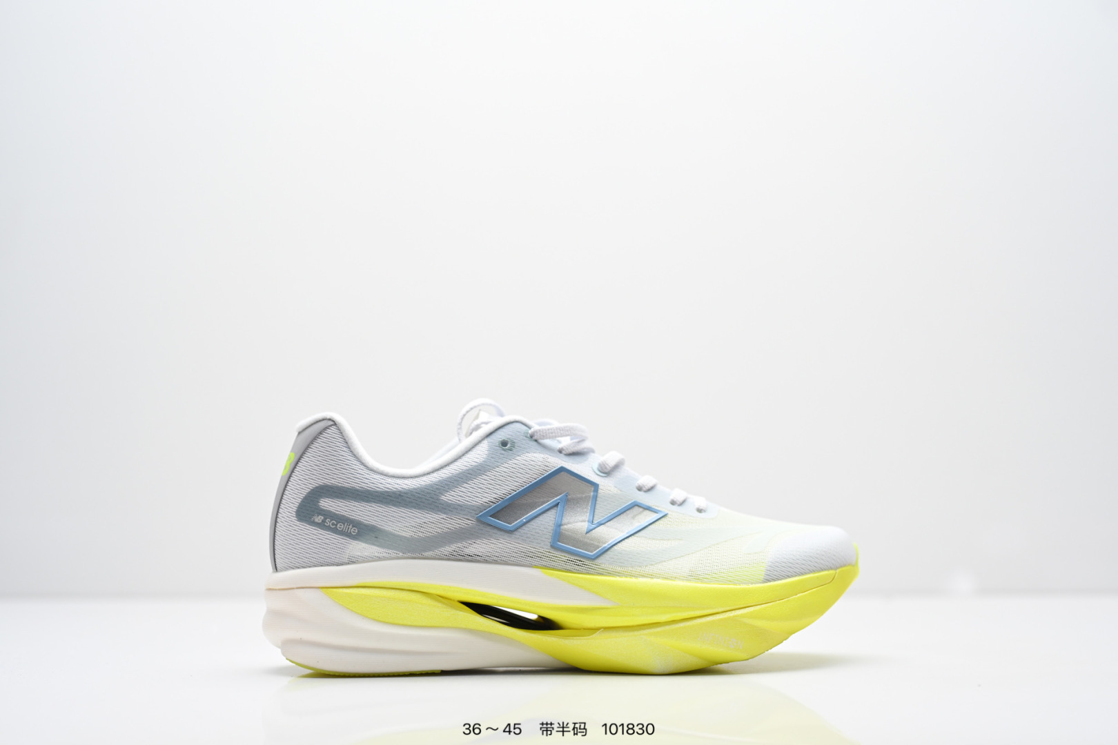 原楦原纸版开发版型#采用超轻透气3D针织网纱线材料结构鞋面及打印Logo细节#中底嵌入FuelCell轻量化技术组合全掌纤维塑料TPU板❗️NB新百伦New Balance FuelCell SuperComp Trainer V2 康普训练V2系列超轻量化低帮休闲运动慢跑鞋New Balance 将能量回收技术的比赛感觉带入一双高军训练鞋. 新款 FuelCell SuperComp Trainer v2 的设计旨在外观、手感和性能不同. 在这一新的能源弧技术中,采用拱形碳纤维板夹在两层 FuelCell 缓冲之间,穿过鞋子中间留有一个空心通道. 每次脚步时,板都平成空隙,并在重新塑造时返回能量,创造出高反弹的推进 货号:MFCXVT6 带半码 编号:101830