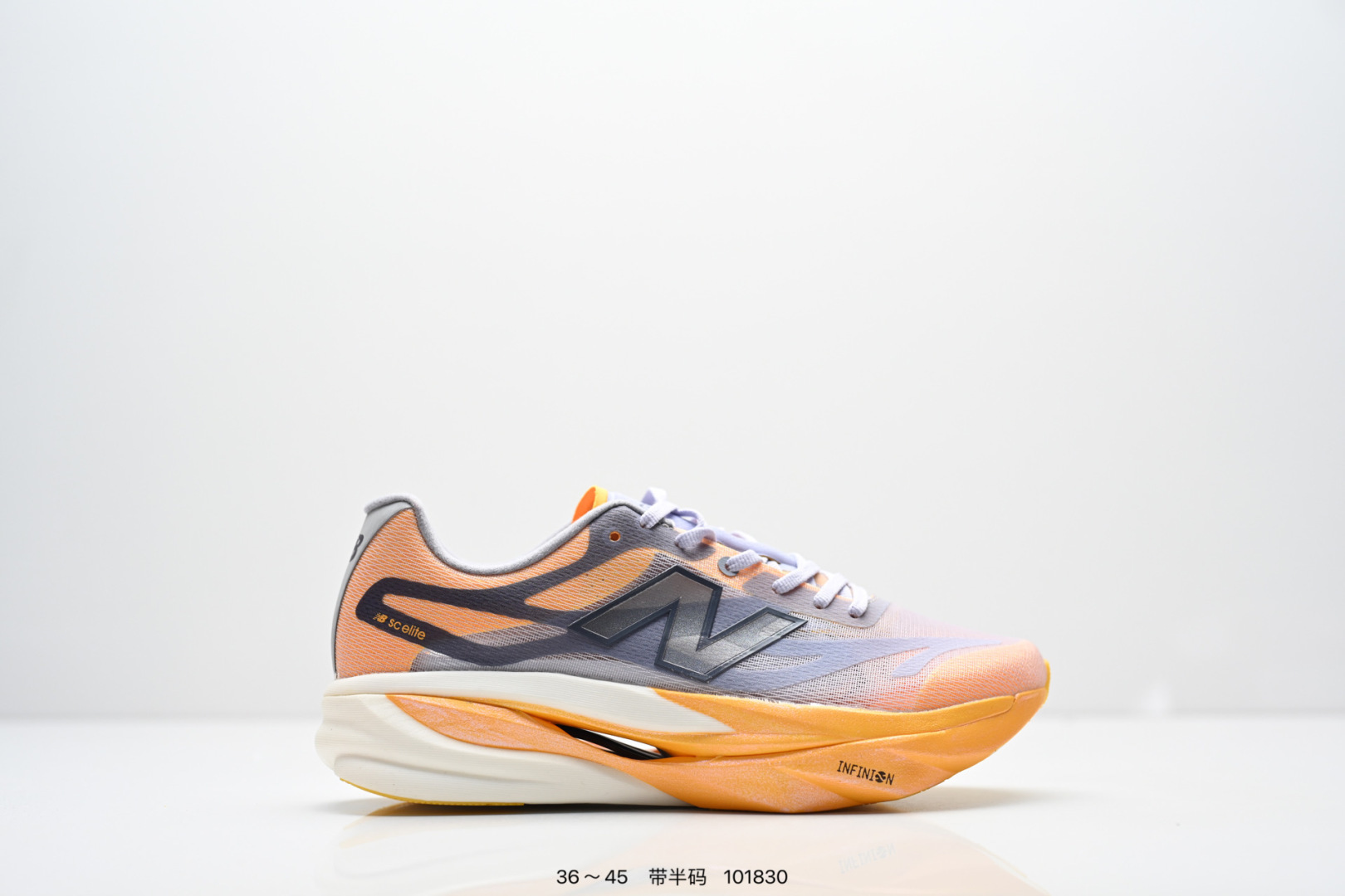原楦原纸版开发版型#采用超轻透气3D针织网纱线材料结构鞋面及打印Logo细节#中底嵌入FuelCell轻量化技术组合全掌纤维塑料TPU板❗️NB新百伦New Balance FuelCell SuperComp Trainer V2 康普训练V2系列超轻量化低帮休闲运动慢跑鞋New Balance 将能量回收技术的比赛感觉带入一双高军训练鞋. 新款 FuelCell SuperComp Trainer v2 的设计旨在外观、手感和性能不同. 在这一新的能源弧技术中,采用拱形碳纤维板夹在两层 FuelCell 缓冲之间,穿过鞋子中间留有一个空心通道. 每次脚步时,板都平成空隙,并在重新塑造时返回能量,创造出高反弹的推进 货号:MFCXVT6 带半码 编号:101830