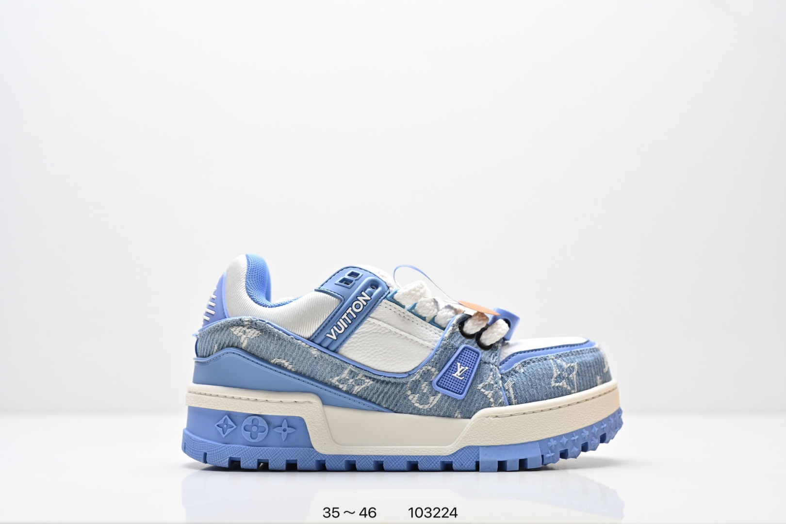 L8版 小胖丁 鞋底填充工艺 最高性价比版 欢迎全网对比 💯底气十足 空胶工艺 广州油边工艺 后跟高温幅度定型 荔枝纹头层皮 总配件【抽屉盒➕布袋➕卡片➕信封发票➕说明书➕吊牌➕透明防尘袋】鞋底填充 与正品工艺相同 驴家LV Trainer 原版完美楦型 品控胜过市面百分之95.独家底磨 开发费5w+ 质感媲美原版 密集度超高 区别于同行色泽质感 意大利进口头层一刀切小牛皮 皮料厚实度韧性高于市面 Louis Vuitton/路易威登 小胖丁抽屉礼品盒,采用细柔小牛皮革鞋面材质,鞋垫嵌入加厚软感EVA物料,后跟耐弯折滴塑支撑片,全新开发TPU光泽组合隔色鞋底❗这双“变胖”了的Trainer好受瞩目「又大又圆」,全新LV路易威登Louis Vuitton Trainer Maxi Low Leather Sneaker 面包版马克西系列低帮休闲运动文化百搭篮球板鞋