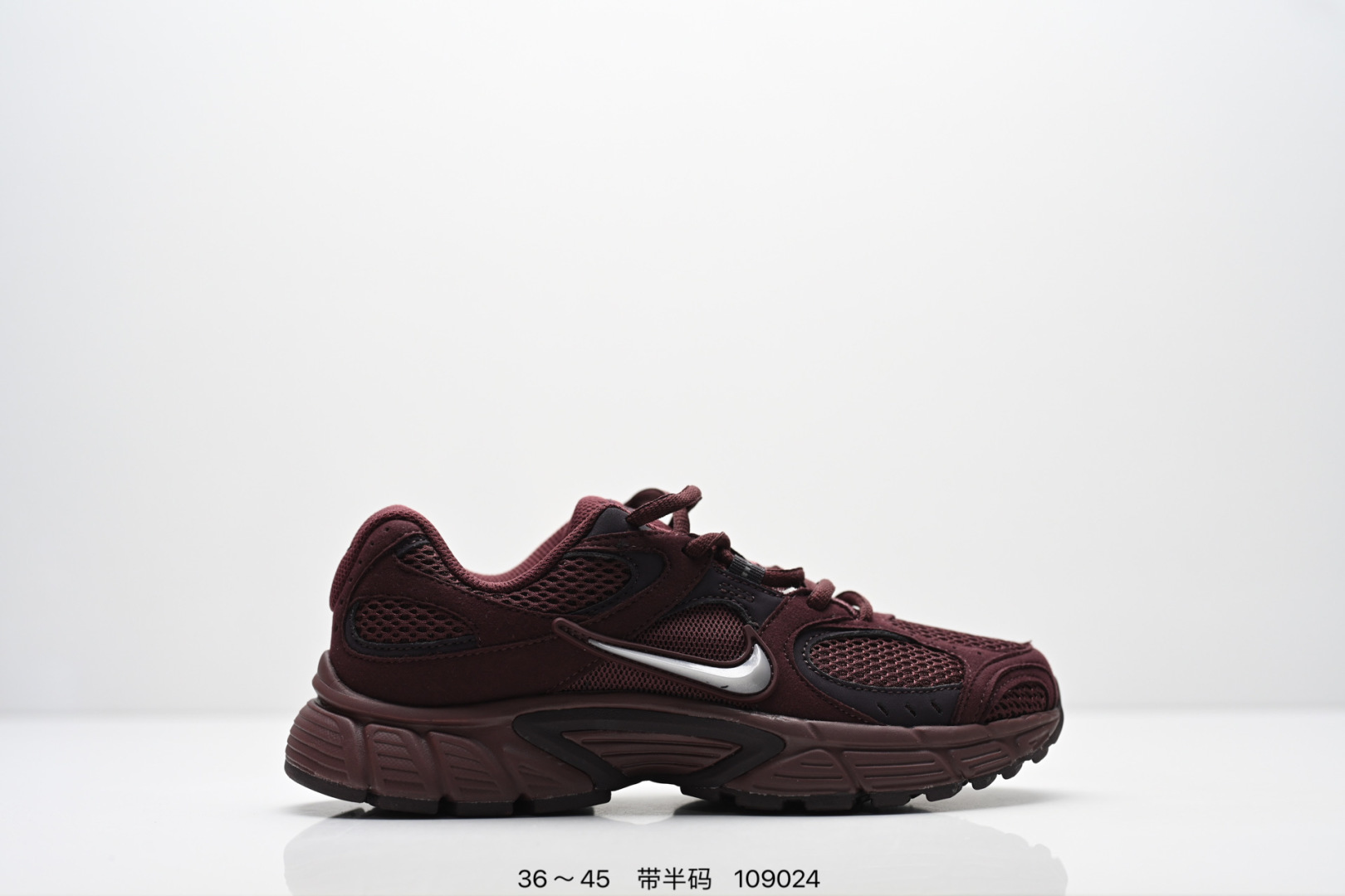 耐克 Nike V5 RNR 舒适百搭防滑耐磨 低帮休闲鞋 鞋面是大网孔设计 透气性超强 夏天穿完全不会闷脚 特别适合现在这种天气 中底是泡棉材质 脚感特别舒适 走一天脚都不会累 而且这双鞋一年四季都能穿 无论是日常休闲 慢跑还是通勤 都能轻松驾驭 货号:HJ5228-007.H07901 102 带半码 编号:109024
