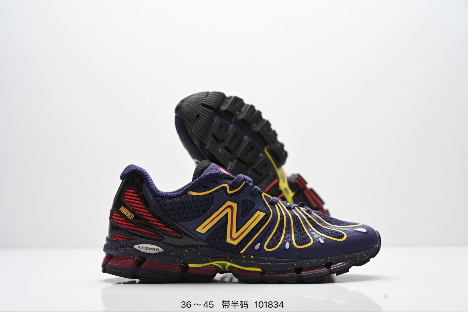 新百伦New Balance最新系列18907运动鞋子,有赛博朋克那味儿了!今年的 New Balance 新鞋型来了!Action Bronson x New Balance 1890 “Cyborg Tears”,由品牌携手高人气多栖艺术家 Action Bronson 带来联名呈现.以「赛博格之泪」为主题,整体气质明显更偏未来科幻路线,既有浓郁的概念表达,同时也保留了 New Balance 一贯擅长的复古运动底色,属于那种一眼就能记住的联名鞋款.鞋型亮点之一,便是分段式中底结构的运用,层次切割清晰,让原本偏复古的跑鞋轮廓多了几分机能与速度感,也进一步强化了 1890 这次想要表达的「复古与未来并存」的设定.细节方面,「Cyborg Tears」在鞋面融入水滴造型的呈现方式,直击主题之余,也让整双鞋的视觉效果更有「赛博朋克」氛围:既怪诞又精致,存在感拉满. 货号:U18904DO 含半码 编号:101834