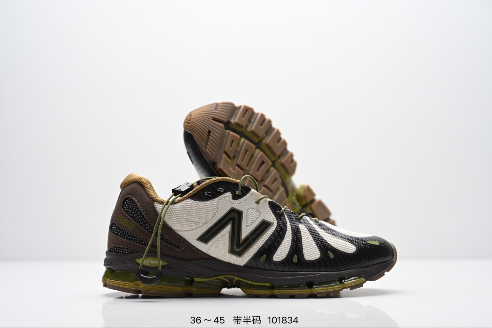 新百伦New Balance最新系列18907运动鞋子,有赛博朋克那味儿了!今年的 New Balance 新鞋型来了!Action Bronson x New Balance 1890 “Cyborg Tears”,由品牌携手高人气多栖艺术家 Action Bronson 带来联名呈现.以「赛博格之泪」为主题,整体气质明显更偏未来科幻路线,既有浓郁的概念表达,同时也保留了 New Balance 一贯擅长的复古运动底色,属于那种一眼就能记住的联名鞋款.鞋型亮点之一,便是分段式中底结构的运用,层次切割清晰,让原本偏复古的跑鞋轮廓多了几分机能与速度感,也进一步强化了 1890 这次想要表达的「复古与未来并存」的设定.细节方面,「Cyborg Tears」在鞋面融入水滴造型的呈现方式,直击主题之余,也让整双鞋的视觉效果更有「赛博朋克」氛围:既怪诞又精致,存在感拉满. 货号:U18904DO 含半码 编号:101834
