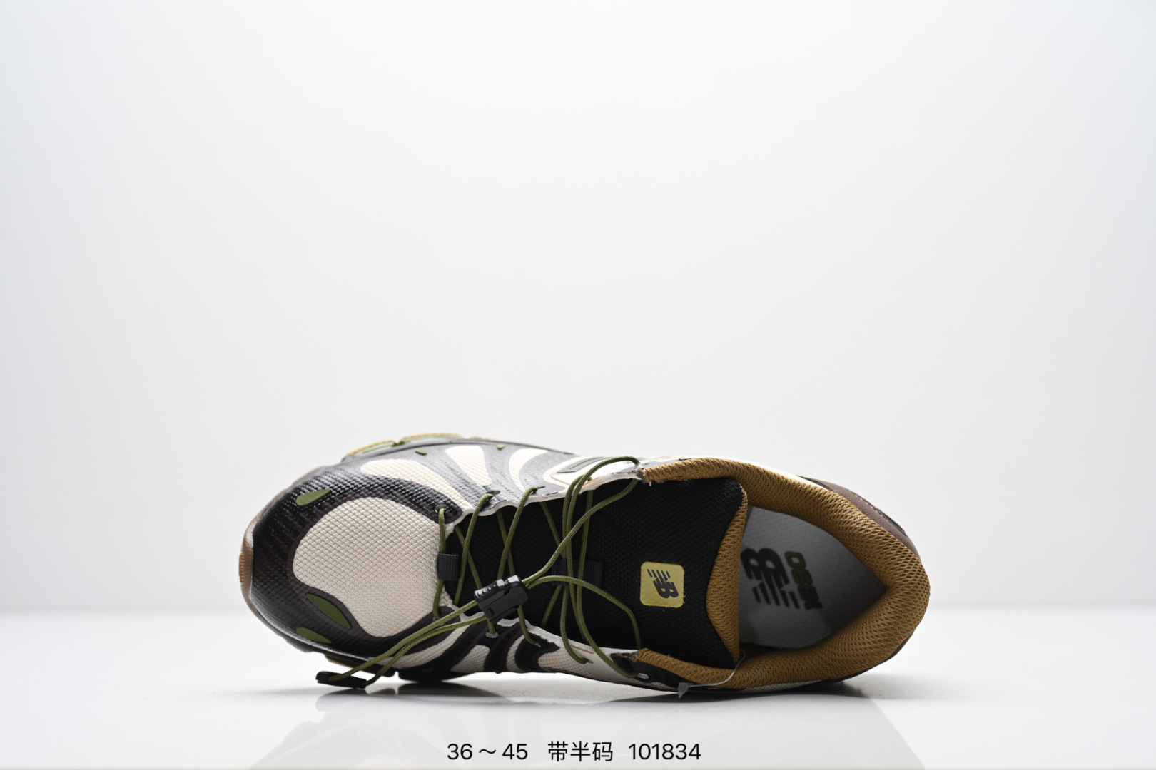 新百伦New Balance最新系列18907运动鞋子,有赛博朋克那味儿了!今年的 New Balance 新鞋型来了!Action Bronson x New Balance 1890 “Cyborg Tears”,由品牌携手高人气多栖艺术家 Action Bronson 带来联名呈现.以「赛博格之泪」为主题,整体气质明显更偏未来科幻路线,既有浓郁的概念表达,同时也保留了 New Balance 一贯擅长的复古运动底色,属于那种一眼就能记住的联名鞋款.鞋型亮点之一,便是分段式中底结构的运用,层次切割清晰,让原本偏复古的跑鞋轮廓多了几分机能与速度感,也进一步强化了 1890 这次想要表达的「复古与未来并存」的设定.细节方面,「Cyborg Tears」在鞋面融入水滴造型的呈现方式,直击主题之余,也让整双鞋的视觉效果更有「赛博朋克」氛围:既怪诞又精致,存在感拉满. 货号:U18904DO 含半码 编号:101834