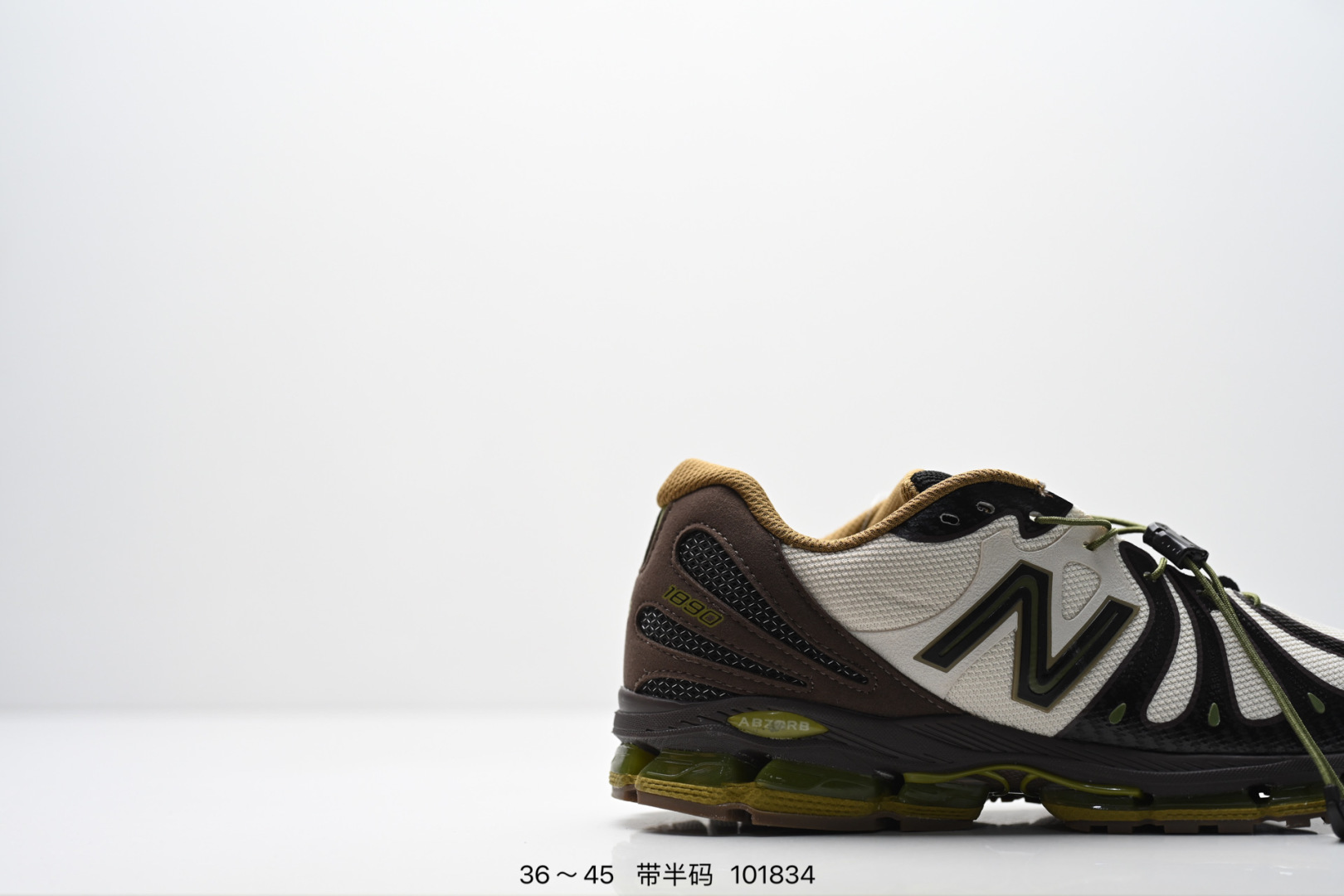 新百伦New Balance最新系列18907运动鞋子,有赛博朋克那味儿了!今年的 New Balance 新鞋型来了!Action Bronson x New Balance 1890 “Cyborg Tears”,由品牌携手高人气多栖艺术家 Action Bronson 带来联名呈现.以「赛博格之泪」为主题,整体气质明显更偏未来科幻路线,既有浓郁的概念表达,同时也保留了 New Balance 一贯擅长的复古运动底色,属于那种一眼就能记住的联名鞋款.鞋型亮点之一,便是分段式中底结构的运用,层次切割清晰,让原本偏复古的跑鞋轮廓多了几分机能与速度感,也进一步强化了 1890 这次想要表达的「复古与未来并存」的设定.细节方面,「Cyborg Tears」在鞋面融入水滴造型的呈现方式,直击主题之余,也让整双鞋的视觉效果更有「赛博朋克」氛围:既怪诞又精致,存在感拉满. 货号:U18904DO 含半码 编号:101834
