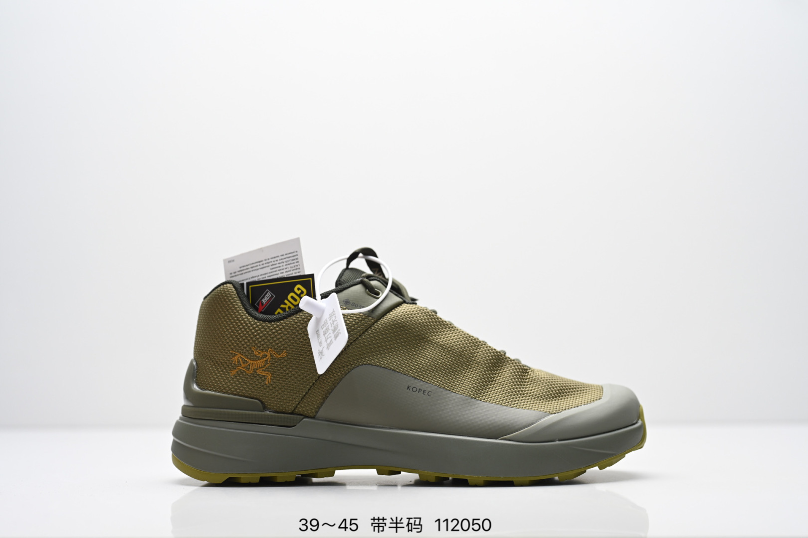 公司级✅Arcteryx始祖鸟 NORVAN KOPEC GTX 覆盖防水 低帮户外登山徒步鞋 特有的独立衬垫 穿着更合脚 带有Gore-Tex防水内衬 提供透气性和防风雨性能 同时内靴带有橡胶平底 与外靴分离后可单独作为营地鞋使用 鞋面为无缝层压拼接的4层结构 兼顾耐久和轻量 并提供足够的透气性 中底使用轻量的EVA泡沫制成 轻量柔软具有弹性 并吸收脚部作用力 Bora系列的Vibram大底通过不同模块的组合 使其具备了较好的支撑性和抓地力 在脚跟部位特别设计了Y型突起结构,稳定脚部动作 提升制动功能 适合徒步 登山等户外活动 带半码 编号:112050