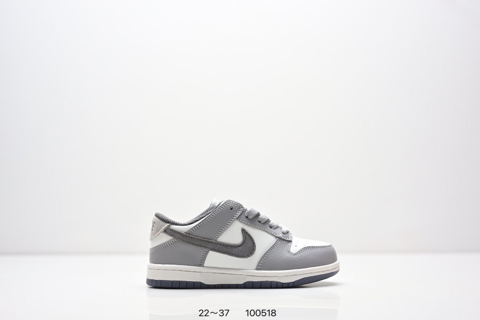 NO:919301,Collection picture Company-level Nike SB Dunk Low series retro low-top casual sports skateboard shoes. It uses a soft and comfortable ZoomAir air cushion to effectively absorb the impact of extreme sports such as skateboarding when landing, providing better protection for street athletes. Item number: CU1727 Size: 22～37 No. 100518, Dunk. SB series,19860909集合图 公司级耐克Nike SB Dunk Low 扣篮系列 复古低帮休闲运动滑板板鞋.采用脚感柔软舒适ZoomAir气垫,有效吸收滑板等极限运动在落地时带来的冲击力,为街头运动者们提供更好的保护. 货号:CU1727尺码:22～37 编号100518,Dunk. SB系列,,Children's