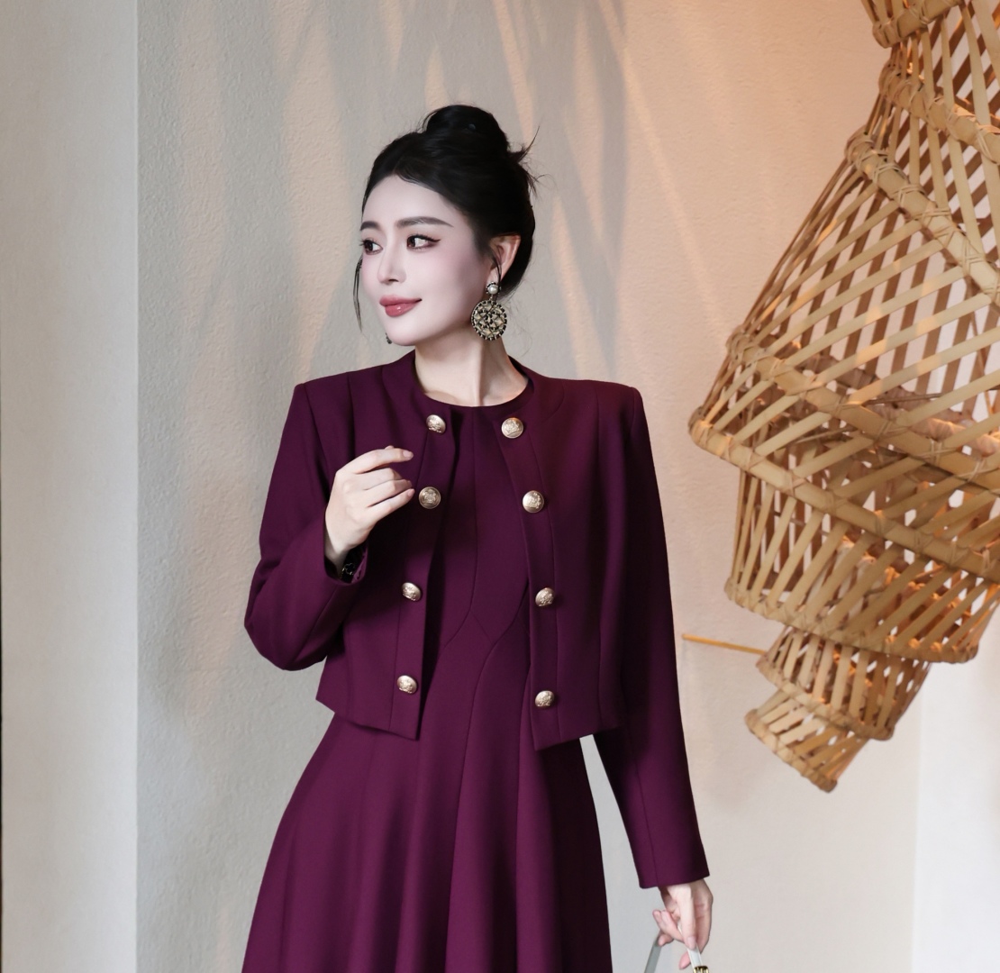 High-Quality Women’s Fall and Winter Clothing Collection: Coats, Dresses, Jeans, Skirts in Almond, Black, and Cherries - 图片 4