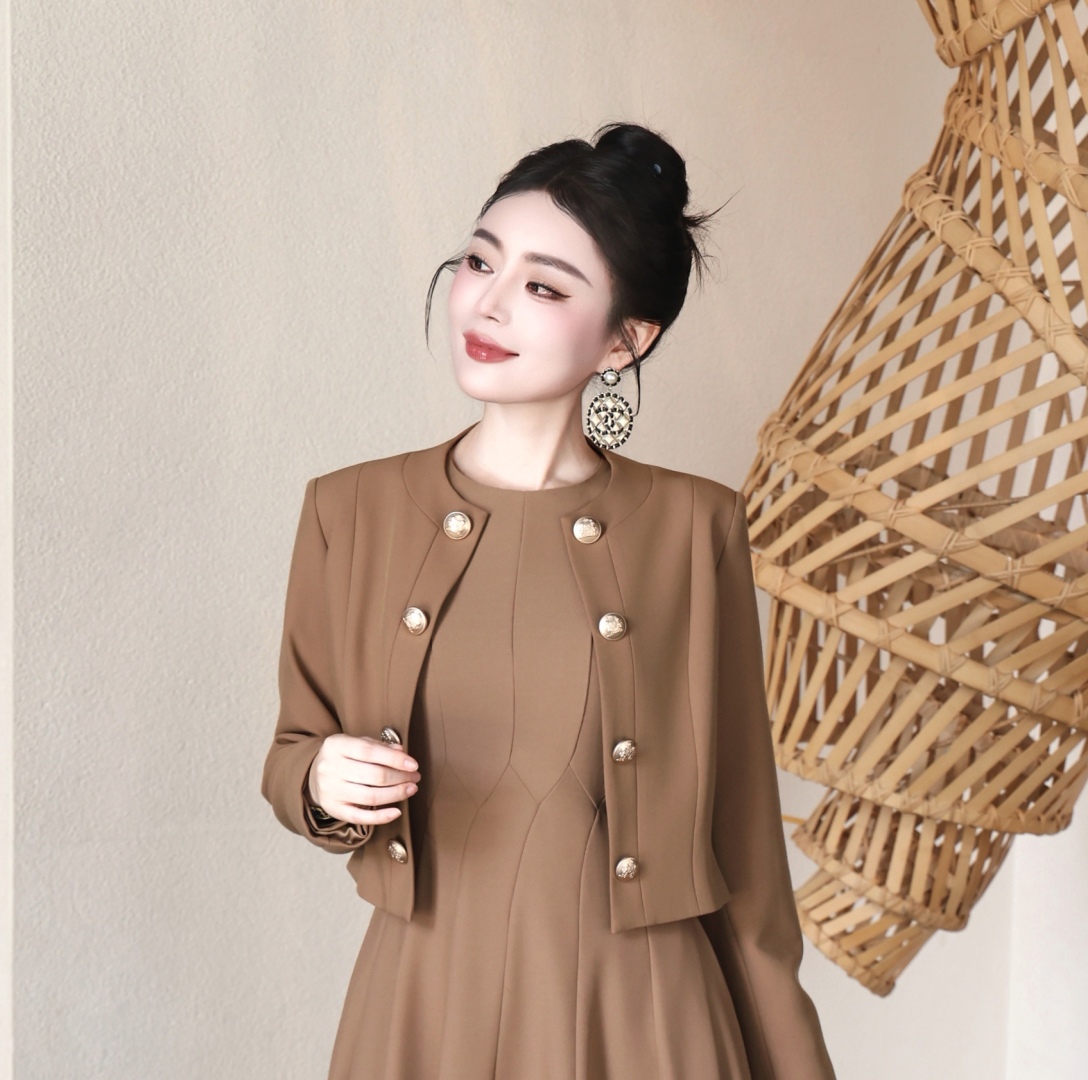 High-Quality Women’s Fall and Winter Clothing Collection: Coats, Dresses, Jeans, Skirts in Almond, Black, and Cherries - 图片 2