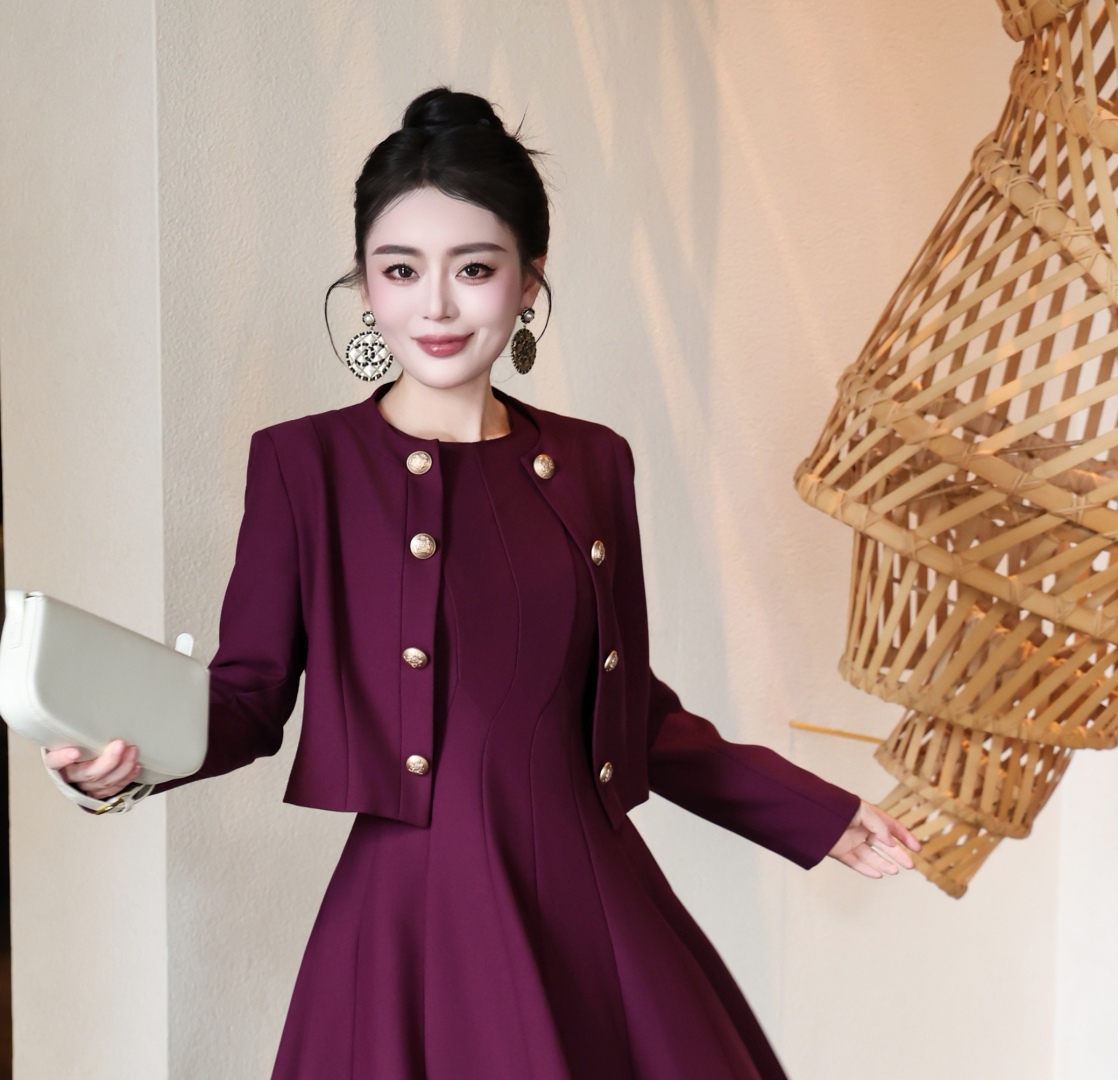 High-Quality Women’s Fall and Winter Clothing Collection: Coats, Dresses, Jeans, Skirts in Almond, Black, and Cherries - 图片 5