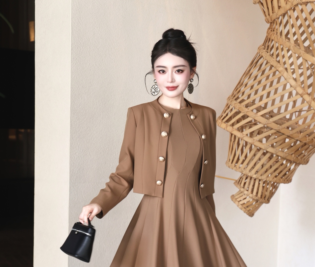 High-Quality Women’s Fall and Winter Clothing Collection: Coats, Dresses, Jeans, Skirts in Almond, Black, and Cherries - 图片 7