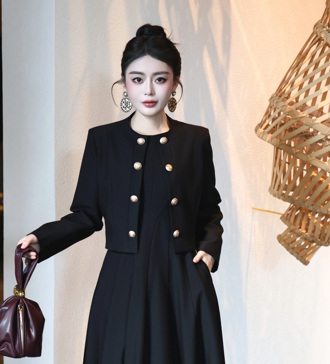 High-Quality Women’s Fall and Winter Clothing Collection: Coats, Dresses, Jeans, Skirts in Almond, Black, and Cherries - 图片 8