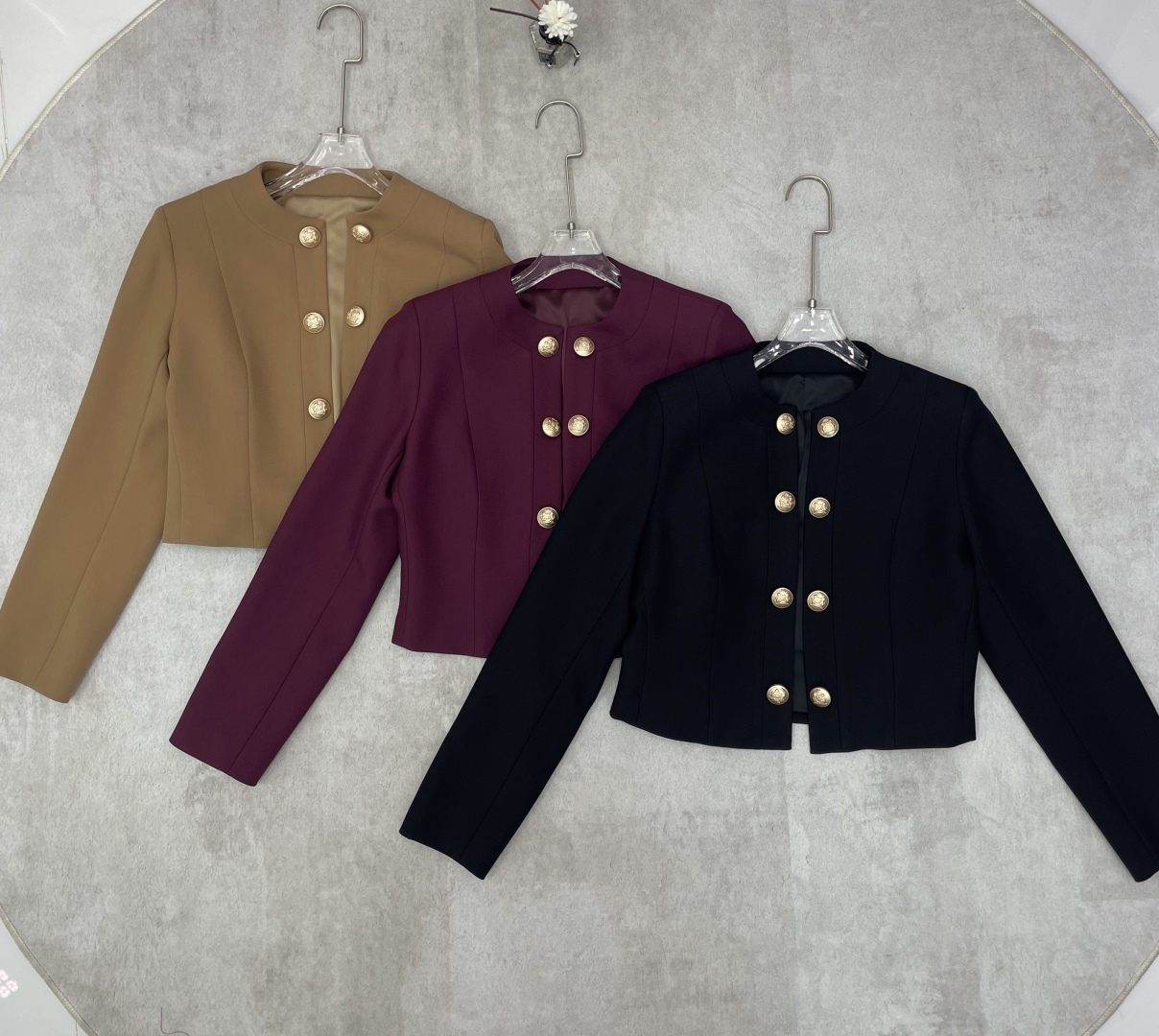High-Quality Women’s Fall and Winter Clothing Collection: Coats, Dresses, Jeans, Skirts in Almond, Black, and Cherries - 图片 9