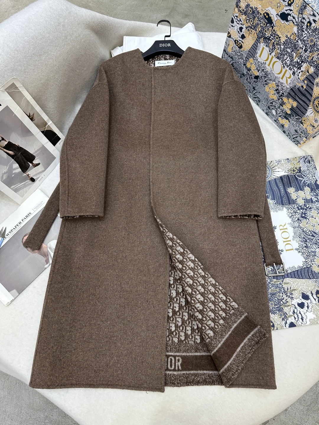 NO:636118,Number: Dior presbyopic double-sided wool round neck long coat. The perfect combination of elegance and fashion. High-end yet gentle and tender. A confident, charming and tasteful fashion queen!  Composition Wool Size 36.38.40.42 Color Blue Pink Brown Rose Pink Beige White, Dior-clothing, dior, dior, alexander wang19860909编号: Dior 老花双面羊毛圆领长款大衣 优雅与时尚的完美结合 高级而又不失温柔柔情.自信、迷人而又有品味的时尚女王！ 成分羊毛 尺码36.38.40.42 颜色蓝色 粉色 咖啡色 玫红 桃红 米色 白色,迪奥-服装,dior,dior,alexander wang,Women's clothing