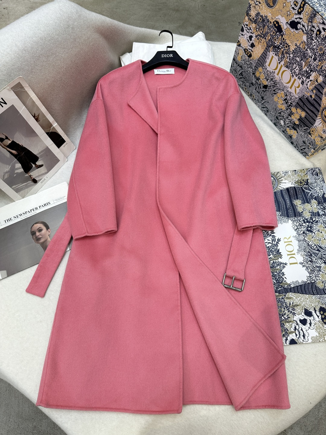 NO:636119,Number: Dior solid color double-sided wool round neck long coat. The perfect combination of elegance and fashion. High-end yet gentle and tender. A confident, charming and tasteful fashion queen!  Composition Wool Size 36.38.40.42 Color Blue Pink Brown Rose Pink Beige White, Dior-clothing, dior, dior, alexander wang19860909编号: Dior 净色双面羊毛圆领长款大衣 优雅与时尚的完美结合 高级而又不失温柔柔情.自信、迷人而又有品味的时尚女王！ 成分羊毛 尺码36.38.40.42 颜色蓝色 粉色 咖啡色 玫红 桃红 米色 白色,迪奥-服装,dior,dior,alexander wang,Women's clothing