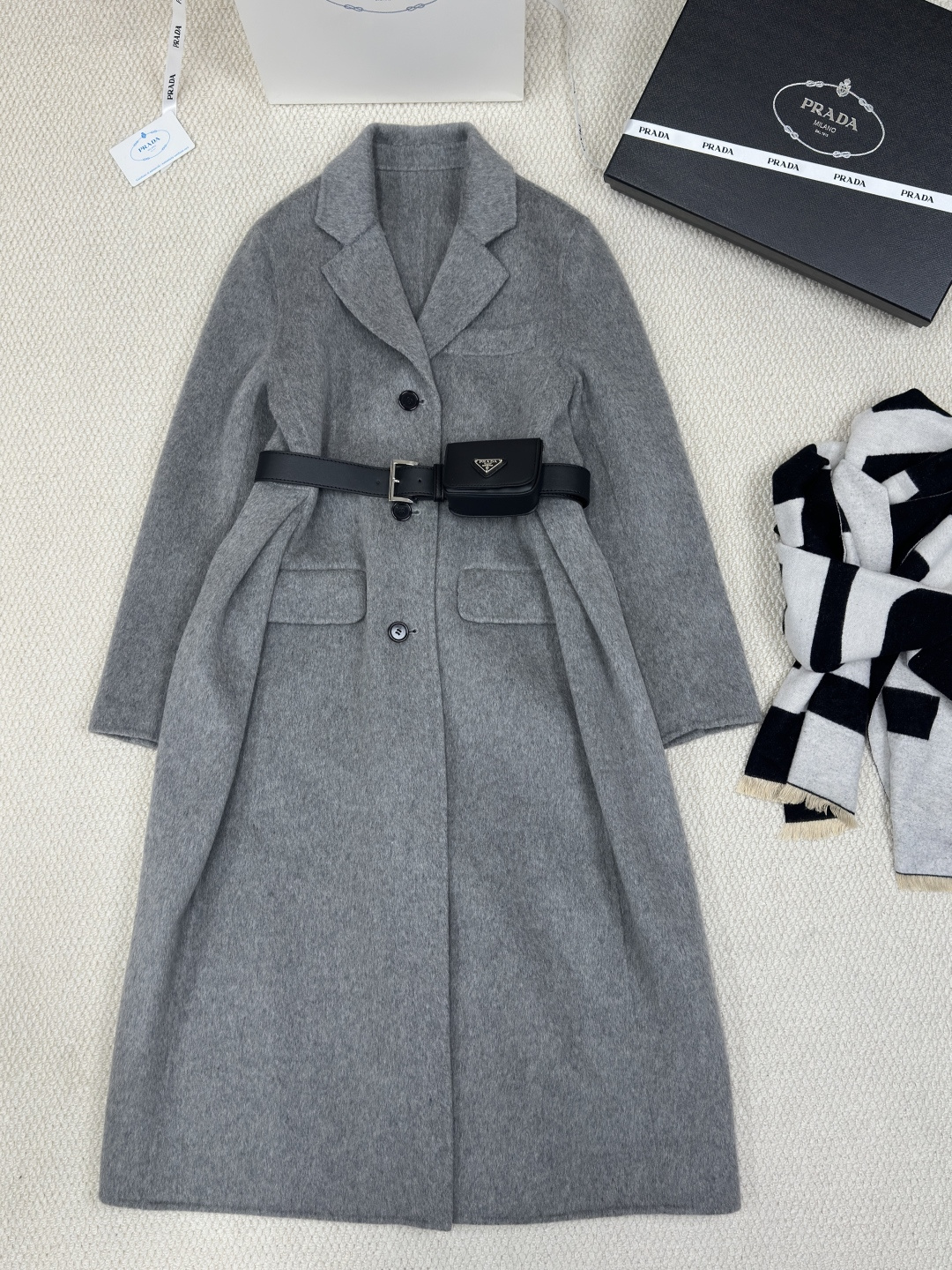 NO:636136,No. Prada 2025 autumn and winter wool coat shows complex and profound color matching skills. This season’s color trend is not only a visual feast, but also a conveyance of emotion and temperature. Size 36 38 40 Color gray Composition 90 wool 10 cashmere, Prada-clothing, prada, alexander wang19860909编号 普拉达2025秋冬羊毛大衣 展现了复杂而深邃的色彩搭配技巧.这一季的色彩趋势,不仅仅是视觉的盛宴,更是情感和温度的传达. 尺码36 38 40 颜色灰色 成分90羊毛 10山羊绒,普拉达-服装,prada,alexander wang,Women's clothing