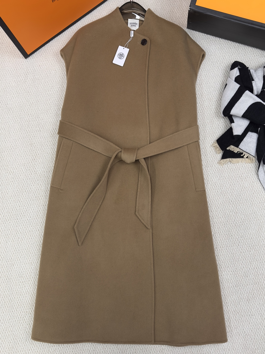 NO:636124,No. Hermes Hermes classic cashmere vest Composition 90 sheep wool 10 cashmere Size SML Color black camel, Hermes-clothing, hermes, hermes, alexander wang19860909编号 愛馬仕 Hermes经典羊绒马甲 成分90绵羊毛 10山羊绒 尺码SML 颜色黑色 驼色,爱马仕-服装,hermes,hermes,alexander wang,Women's clothing