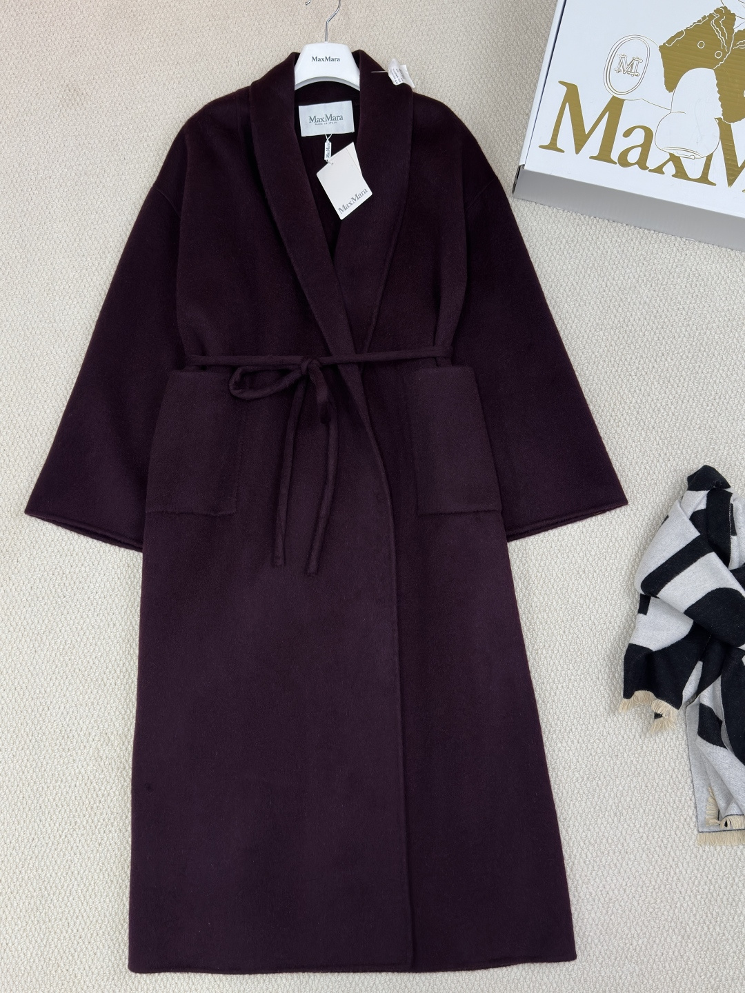 NO:636130,No. Max's classic green fruit collar coat. Composition: 90 wool. 10 alpaca. One size fits all. Color: dark purple, Maxmara-clothing,  19860909编号 Max家经典青果领大衣 成分90羊毛 10阿尔帕卡 尺码均码 颜色深紫色,麦丝玛拉-服装, ,Women's clothing