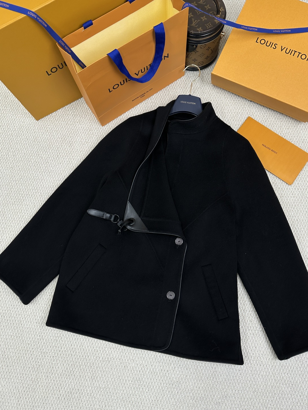 NO:636128,No. LV’s new coat has no fancy design, it’s just solid color and simple, and the style is simple and neat!  The fabric feels soft, not stiff, looks soft and stylish, and has a full luster!  !  Composition 90 wool 10 cashmere Size SML Color black white,Louis Vuitton-clothing,louis vuitton,louis vuitton,alexander wang19860909编号 LV 新款大衣 没有花里胡哨的设计,就是纯色就是简约,版型简单利落！面料手感柔软,不是那种硬邦邦的,看着软而有型,光泽饱满！！ 成分90羊毛 10羊绒 尺码SML 颜色黑色 白色,路易威登-服装,louis vuitton,louis vuitton,alexander wang,Women's clothing