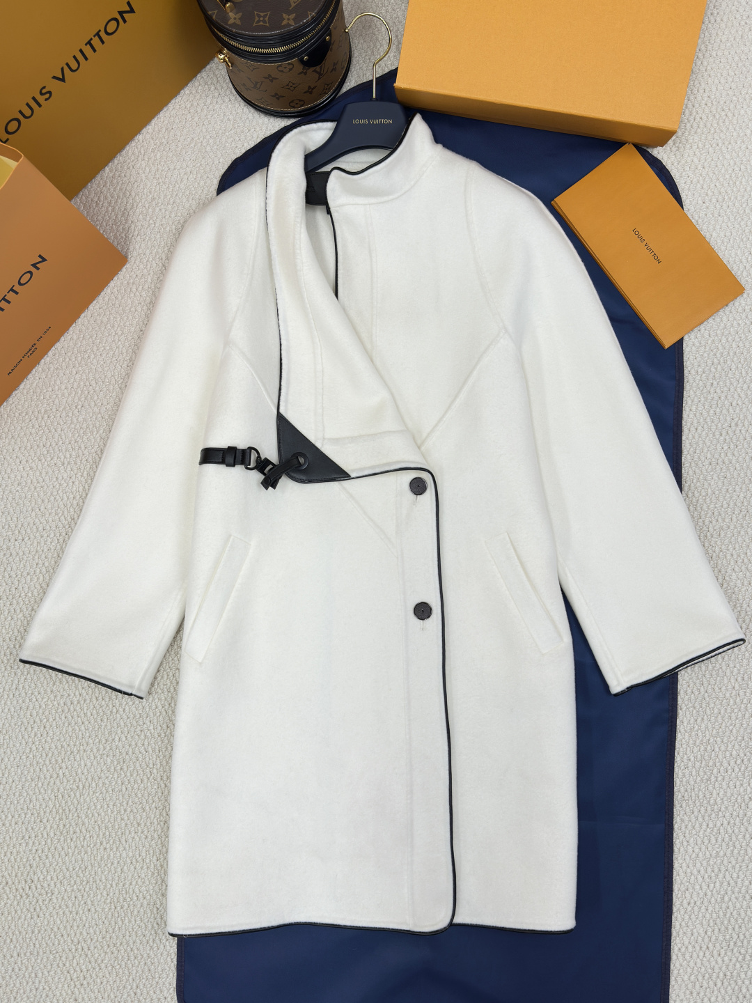 NO:636131,No. LV’s new coat has no fancy design, it’s just solid color and simple, and the style is simple and neat!  The fabric feels soft, not stiff, looks soft and stylish, and has a full luster!  !  Composition 90 wool 10 cashmere Size 34.36.38.40 Color black white,Louis Vuitton-clothing,louis vuitton,louis vuitton,alexander wang19860909编号 LV 新款大衣 没有花里胡哨的设计,就是纯色就是简约,版型简单利落！面料手感柔软,不是那种硬邦邦的,看着软而有型,光泽饱满！！ 成分90羊毛 10羊绒 尺码34.36.38.40 颜色黑色 白色,路易威登-服装,louis vuitton,louis vuitton,alexander wang,Women's clothing