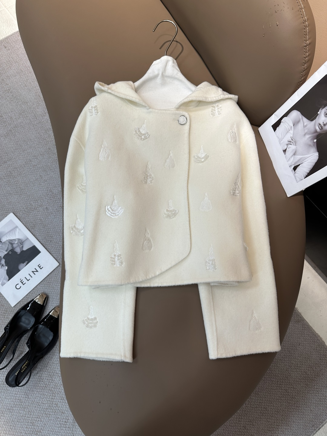 NO:945226,H*Heavy Embroidery Double-sided Cashmere Hooded Coat Short Jacket Composition Cashmere Size SML Color Black White,Hermès-clothing,hermes,jackets & coats,hats,19860909H*重工刺绣双面羊绒连帽大衣短外套 成分羊绒 尺码SML 颜色黑色 白色,爱马仕-服装,hermes,jackets & coats,hats,,Women's clothing