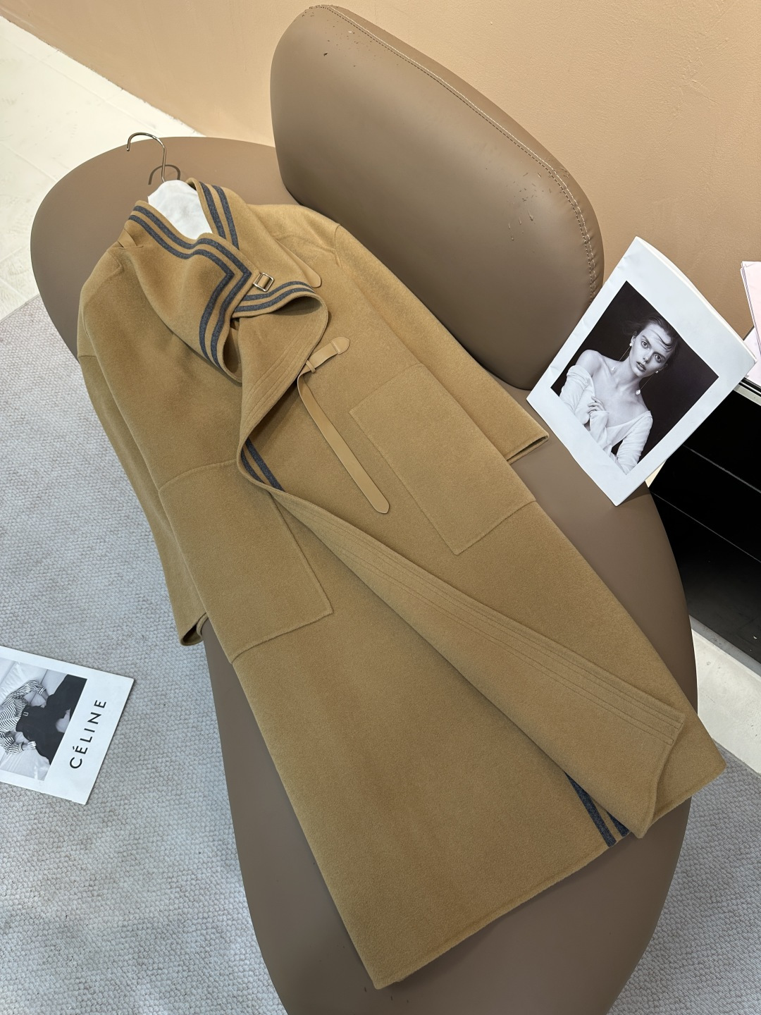 NO:945215,H* autumn and winter double-sided cashmere long coat shows the heroine's full confidence, beauty and chivalry. Composition: 10 cashmere 90 wool. Size SML, Hermès-clothing, hermes,19860909H*秋冬双面羊绒长款大衣 彰显大女主十足的自信美丽和骑士精神的飒爽. 成分10羊绒90羊毛 尺码SML,爱马仕-服装,hermes,,Women's clothing