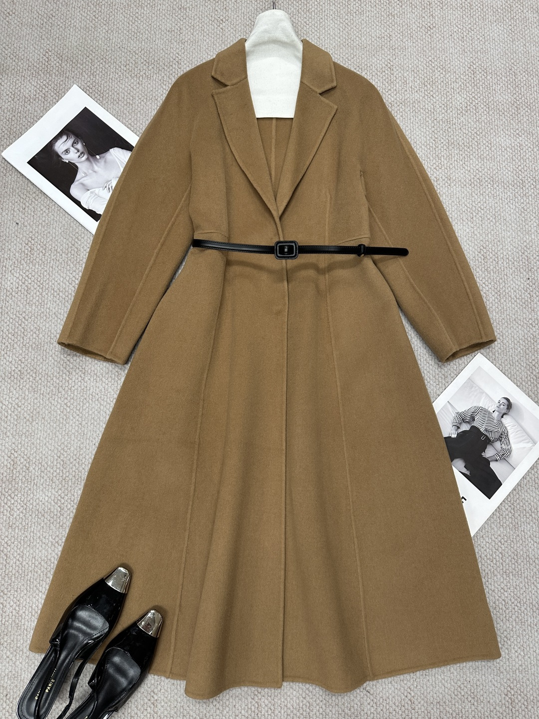 NO:945078,D* double-faced cashmere long coat. The three-dimensional tailoring design is amazing. Whether it is the waist or the skirt, the smoothness is seamless and natural. Each part shows its advantages in just the right way. The exquisite waist and the large arc hem perfectly cover the flesh. The kimono-style sleeves cleverly cover up the shortcomings of the arms. The large skirt has a waist-cinching retro style. Rather than a coat, I think it is more like a dress. The aristocratic temperament instantly wears on the body. Composition 90 wool 10 cashmere  Size SML Color Black White Camel, Dior-clothing, dior, skirts,19860909D*双面羊绒长款大衣 立体剪裁设计,太绝了,无论是腰身还是裙摆,这个流畅度一气呵成、浑然天成,每个部分都恰到好处地显现出优点,精妙的收腰、大弧度的下摆完美的遮住了肉肉、和服式的袖子巧妙的掩盖了手臂的不足,大裙摆收腰复古风,与其说是一件大衣,我觉得更像一件礼服,贵族气质瞬间上身 成分90羊毛10羊绒 尺码SML 颜色黑色 白色 驼色,迪奥-服装,dior,skirts,,Women's clothing
