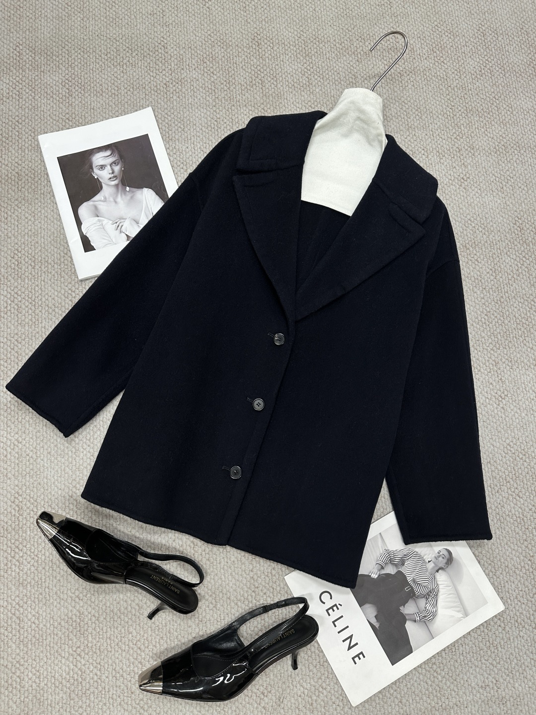 NO:944996,L* new autumn and winter double-faced cashmere short coat. It is very tolerant. It is quite wide and stylish. It is very good to wear casually. It is worth owning. Composition: 10 cashmere and 90 wool. Size SML. Color: blue, white, camel, Loewe-clothing, loewe,19860909L*秋冬新款双面羊绒短款大衣 包容性很好 版型挺阔有型显瘦 随便穿都很出彩的 值得拥有 成分10羊绒90羊毛 尺码SML 颜色蓝色 白色 驼色,罗意威-服装,loewe,,Women's clothing