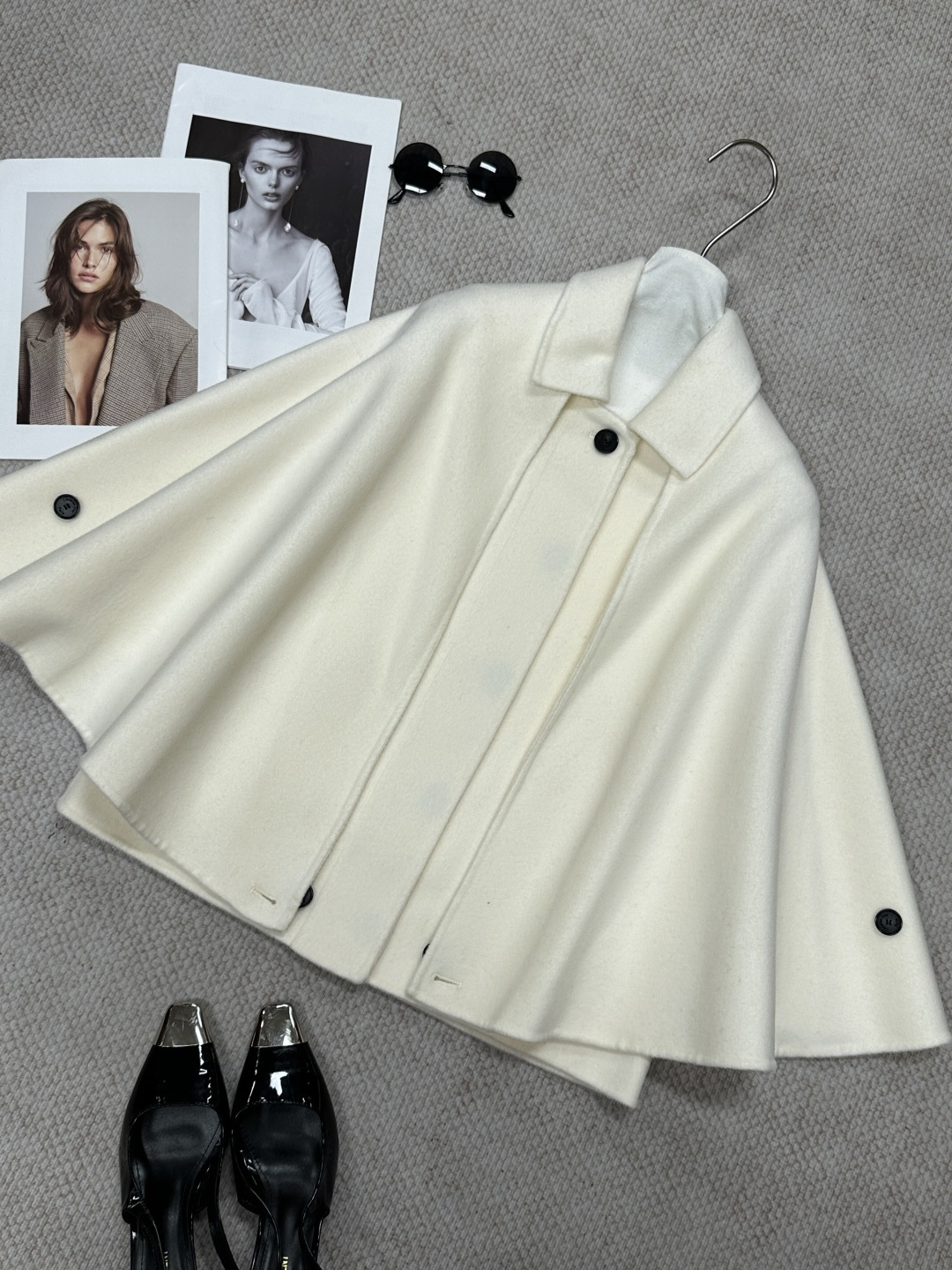 NO:945062,D* Autumn and Winter solid color double-sided wool cape coat combines sweet romance and exquisite elegance. It emphasizes the femininity of women while imparting a kind of tenderness and warmth. Elegant high-end and light luxury leisure are naturally displayed between the cape and the body, creating a casual atmosphere and a leisurely and calm posture. Ingredients: wool Size: SML, Dior-clothing, dior,19860909D*秋冬净色双面羊毛斗篷大衣 甜美浪漫与精致优雅结合 强调女性柔美的同时赋予一种柔情和温暖 优雅高级与轻奢休闲在斗篷与身体间自然展现 营造出随性的氛围感和不 疾不徐的从容姿态 成分:羊毛 尺码:SML,迪奥-服装,dior,,Women's clothing