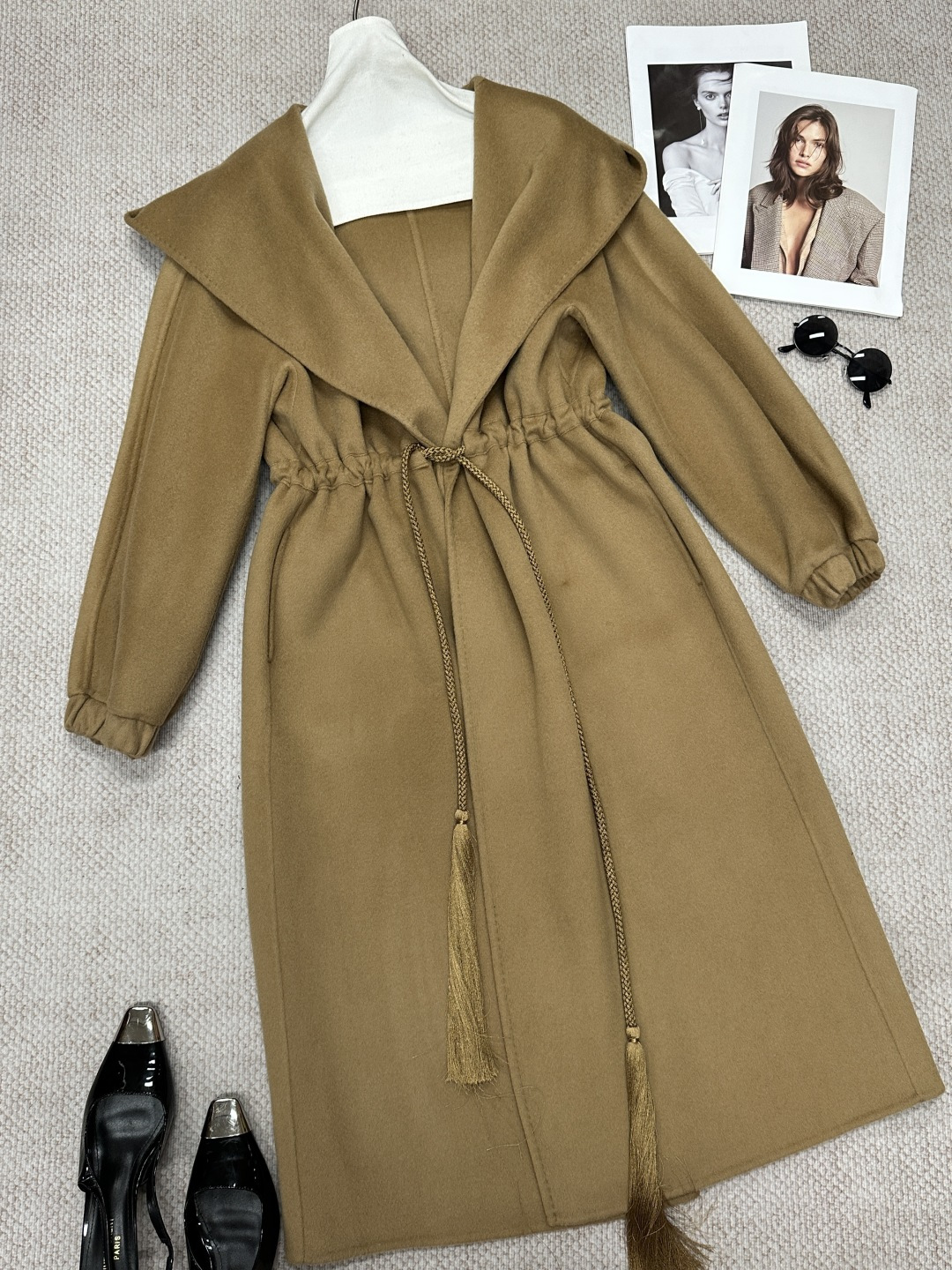 NO:945017,M* Autumn and Winter Hooded Double-sided Cashmere Coat with Tassel Drawstring at the Waist The coat is like being gently wrapped by the warm sunshine, bringing an unparalleled comfort experience. The tassel drawstring design at the waist is like a smart ribbon, adding personalization and fashion sense!  This kind of coat is a classic style that will never end on the fashion stage. Composition Cashmere Size SML, Maxmara-clothing, hats,19860909M*秋冬连帽腰部带流苏抽绳双面羊绒大衣 大衣如同被温暖的阳光轻柔包裹着,带来无与伦比的舒适体验,腰部流苏抽绳设计宛如一条灵动的丝带,增加个性化和时尚感！这样的大衣是尚舞台上永不落幕的经典造型 成分山羊绒 尺码SML,麦丝玛拉-服装,hats,,Women's clothing