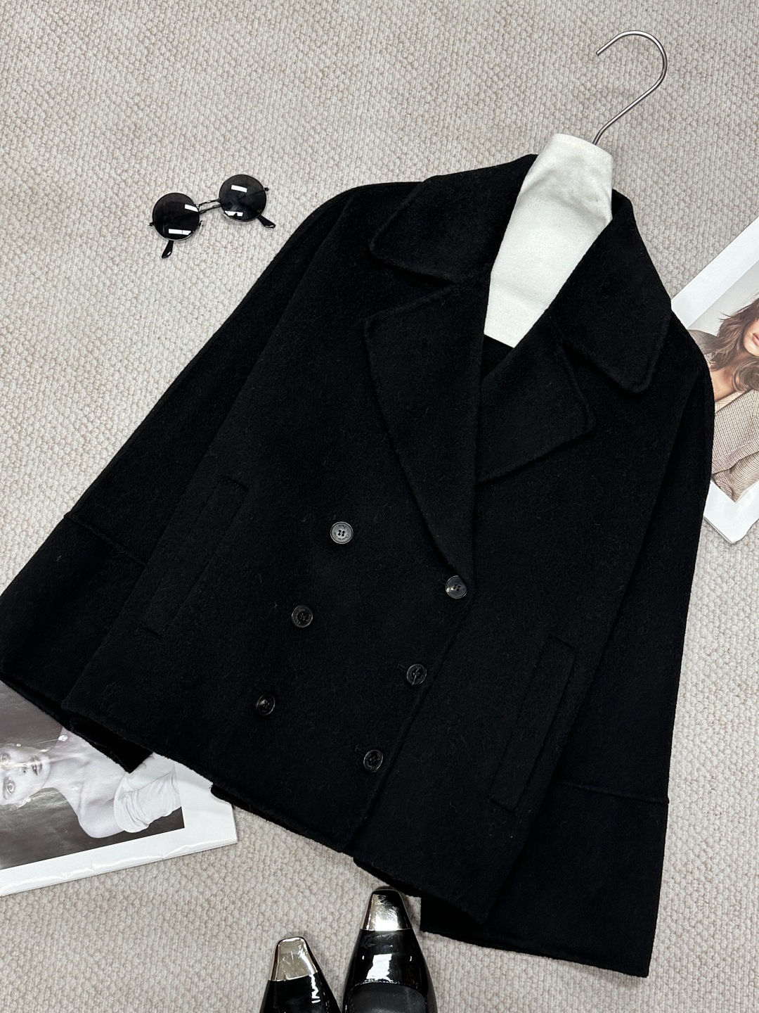 NO:945107,D* autumn and winter lapel double-breasted double-sided cashmere coat. The suit collar is smart and elegant, double-breasted to enhance sophistication, loose tailoring. Composition 10 cashmere 90 wool. Size SML. Color black white, Dior-clothing, dior, business suit,19860909D*秋冬翻领双排扣双面羊绒大衣 西装领干练大气,双排扣提升精致度,宽松裁剪 成分10羊绒90羊毛 尺码SML 颜色黑色 白色,迪奥-服装,dior,business suit,,Women's clothing