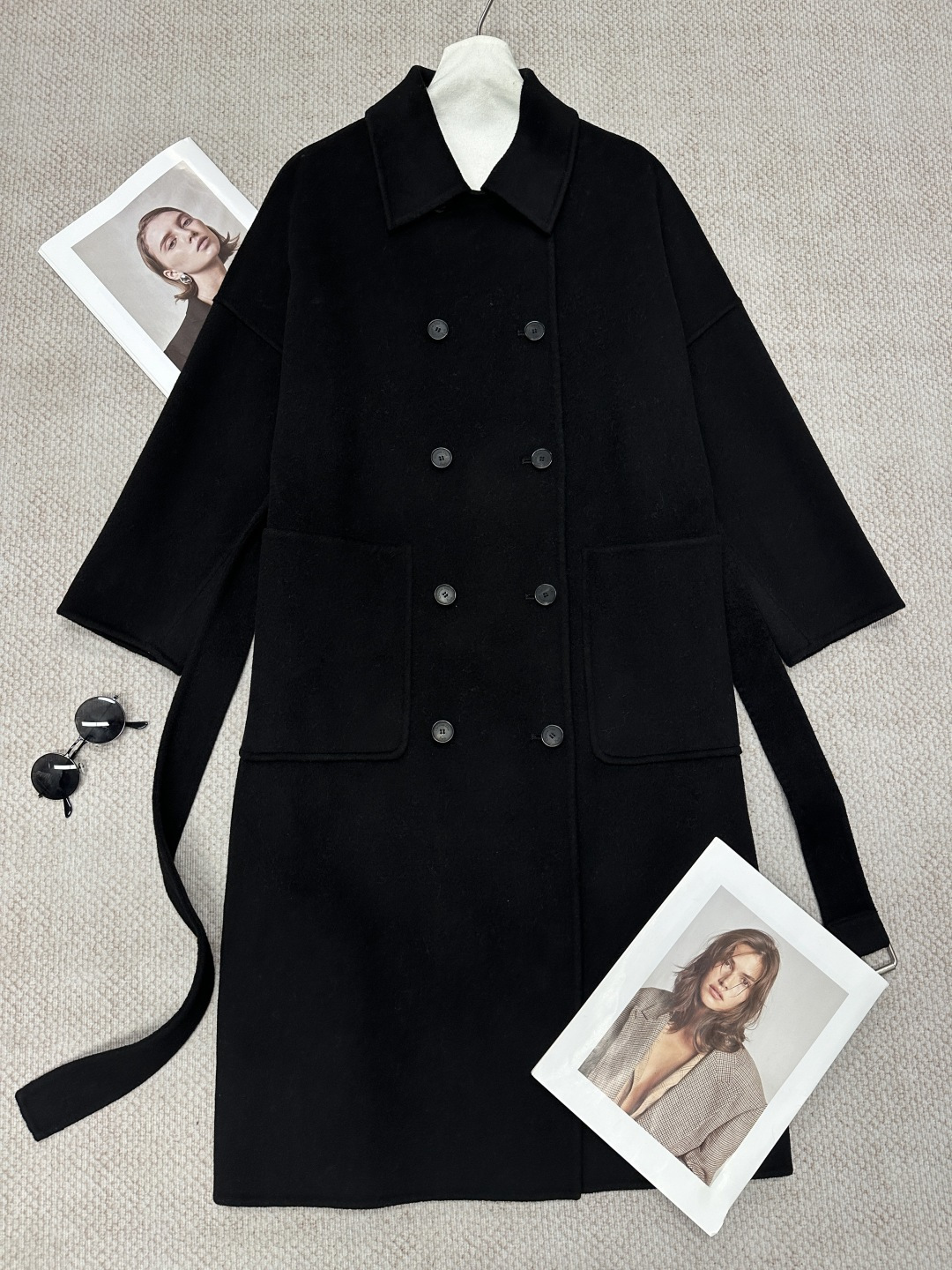 NO:945121,D* autumn and winter solid color lapel double-breasted double-breasted cashmere coat. The perfect combination of elegance and fashion, high-end yet gentle, confident, charming and tasteful fashion queen. Composition 10 cashmere 90 wool. Size SML. Color black white purple brown, Dior-clothing, dior,19860909D*秋冬净色翻领双排扣双面羊绒大衣 优雅与时尚的完美结合,高级而又不失温柔,自信,迷人而又有品味的时尚女王 成分10羊绒90羊毛 尺码SML 颜色黑色 白色 紫色 棕色,迪奥-服装,dior,,Women's clothing