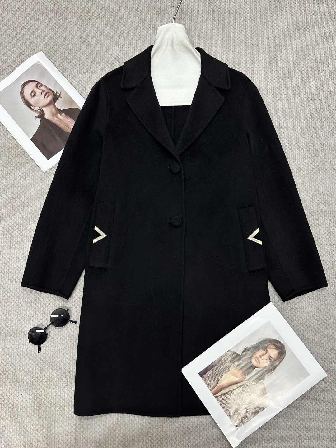 NO:945043,V* autumn and winter double-sided cashmere mid-length coat with golden V-button design. Composition: 10 cashmere and 90 wool. Size SML. Color: black white. Valentino-clothing, valentino, jackets & coats,19860909V*秋冬双面羊绒中长款外套 金色V扣设计 成分10羊绒90羊毛 尺码SML 颜色黑色 白色,华伦天奴-服装,valentino,jackets & coats,,Women's clothing