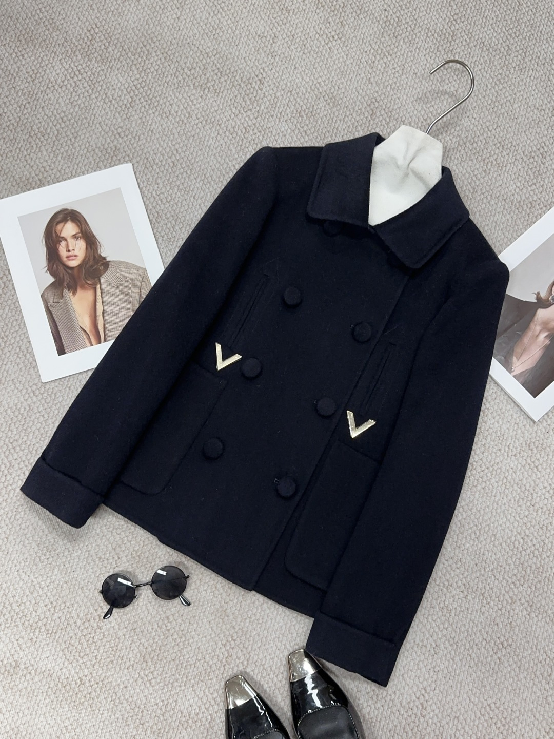 NO:945035,V* autumn and winter lapel double-breasted double-sided cashmere short coat Golden V-button design Composition 10 cashmere 90 wool Size SMLXL Color black white camel, Valentino-clothing, valentino, jackets & coats,19860909V*秋冬翻领双排扣双面羊绒短款外套 金色V扣设计 成分10羊绒90羊毛 尺码SMLXL 颜色黑色 白色 驼色,华伦天奴-服装,valentino,jackets & coats,,Women's clothing