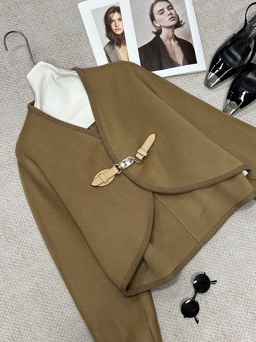 NO:949203,V* Autumn and Winter V-tie leather buckle double-sided cashmere cape. Its shape is amazing, V-neck + irregular hem, with a lazy and casual tone ~ loose cape-style design, friendly to all body types, and also has a lazy and noble feel ~ Ingredients: 10 cashmere 90 wool, one size fits all, color black, camel, Louis Vuitton-clothing, louis vuitton, ties,19860909V*秋冬V领带皮扣双面羊绒斗篷 它的版型太绝了,V领+不规则下摆,自带慵懒随性的调调～宽松的斗篷式设计,对各种身材都很友好,还自带一种慵懒又贵气的feel～ 成分10羊绒90羊毛 均码 颜色黑色 驼色,路易威登-服装,louis vuitton,ties,,Women's clothing