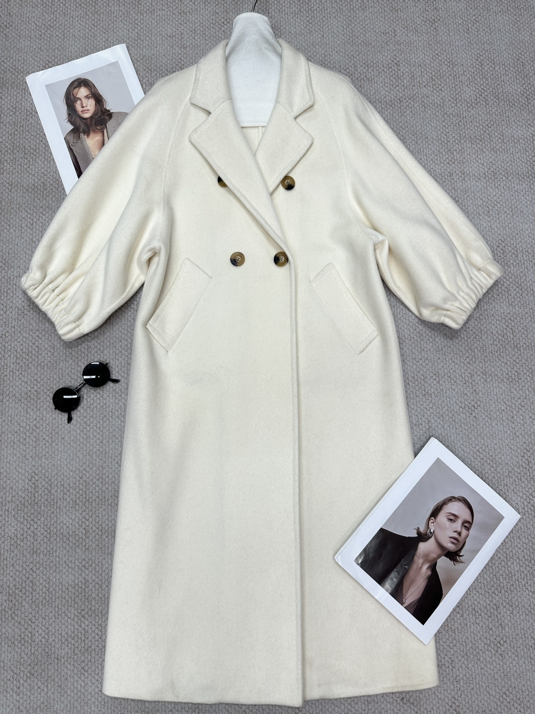 NO:945013,M* Autumn and Winter suit collar double-breasted double-sided cashmere long coat. Extra-long design, easily creates a lazy atmosphere with 'missing bottom'; loose tailoring, very tolerant to various body types. Lantern sleeve shape, retro and playful, cuff pleat design adds layering. Double-row gold button embellishment, enhances sophistication, and has both decorative and practical functions. Large lapel design, modify the neck line, full of aura. Ingredients: Cashmere  Size SML, Maxmara-clothing, business suit,19860909M*秋冬西装领双排扣双面羊绒长款大衣 超长款设计,轻松打造“下衣失踪”的慵懒氛围感；宽松剪裁,对各种身材包容性极强. 灯笼袖造型,复古又俏皮,袖口收褶设计增添层次感. 双排金扣点缀,提升精致度,兼具装饰与实用功能. 大翻领设计,修饰颈部线条,气场全开. 成分羊绒 尺码SML,麦丝玛拉-服装,business suit,,Women's clothing