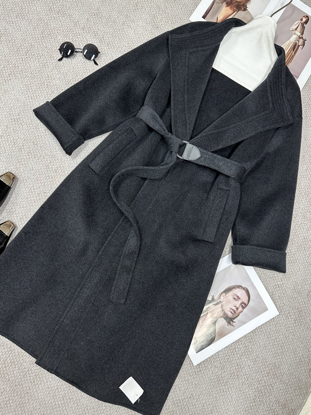 NO:946477,L*p autumn and winter square collar double-sided cashmere coat. Full of high-end feel. Loose fit. The upper body is covered and the body is slimmer. It can be easily controlled by any figure. The temperament is capable and not picky. Composition is cashmere. Size SML, women's clothing.19860909L*p秋冬方领双面羊绒大衣 高级感满满 宽松版型 上身遮肉显瘦 任何身材都可以轻松驾驭 气质干练不挑人 成分羊绒 尺码SML,女装,,Women's clothing