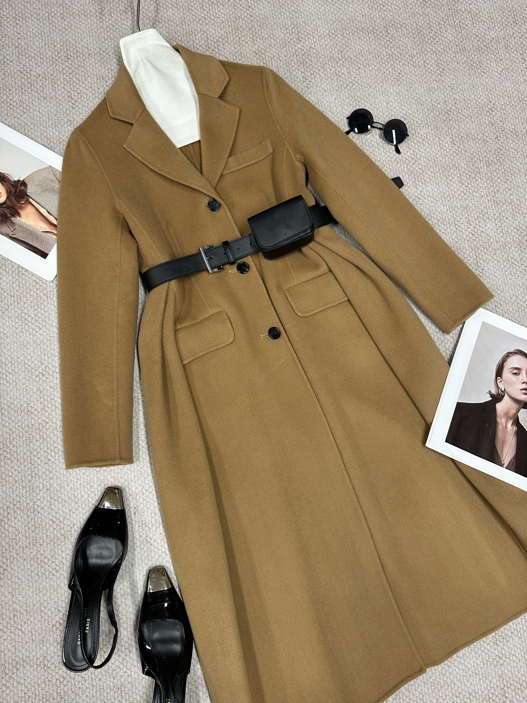 NO:945175,P* autumn and winter lapel and leather belt wool coat shows complex and profound color matching skills. This season's color trend is not only a visual feast, but also a conveyance of emotion and temperature. Composition 10 cashmere 90 wool Size 36 38 40 Color gray camel, Prada-clothing, prada, ties,19860909P*秋冬翻领带皮腰带羊毛大衣 展现了复杂而深邃的色彩搭配技巧.这一季的色彩趋势,不仅仅是视觉的盛宴,更是情感和温度的传达. 成分10羊绒90羊毛 尺码36 38 40 颜色灰色 驼色,普拉达-服装,prada,ties,,Women's clothing