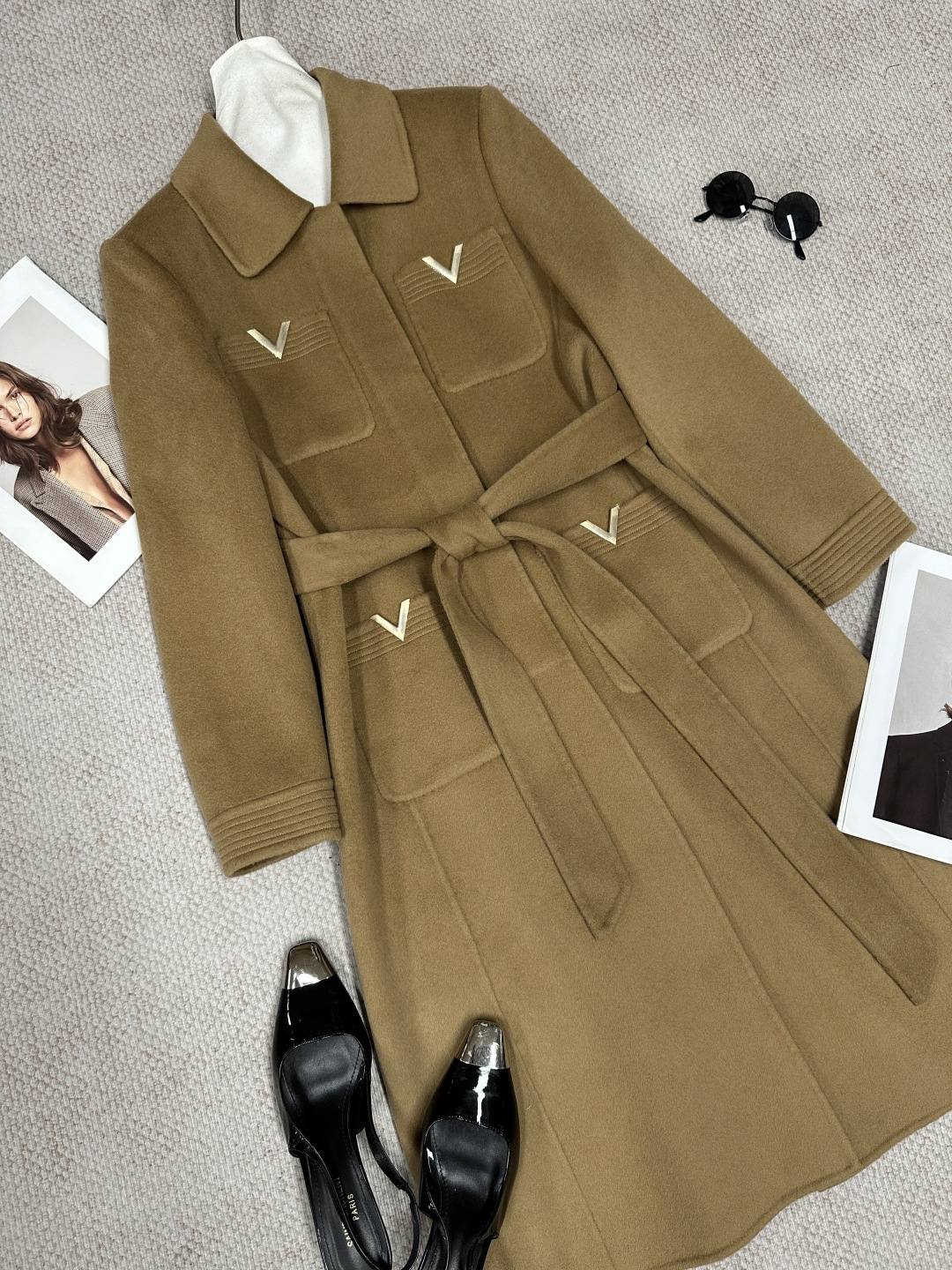 NO:945105,V* autumn and winter lapel single-breasted double-sided cashmere coat. Gold V-button design. Fashionable and advanced, simple, versatile and comfortable. Full of sweet and cool temperament, perfect for various styles. Ingredients: 10 cashmere 90 wool. Size SMLXL. Color: black, white, camel, Valentino-clothing, valentino,19860909V*秋冬翻领单排扣双面羊绒大衣 金色V扣设计 时尚高级、简洁百搭舒适大气 又甜又酷气质感满满,对各种风格都能完美驾驭 成分10羊绒90羊毛 尺码SMLXL 颜色黑色 白色 驼色,华伦天奴-服装,valentino,,Women's clothing