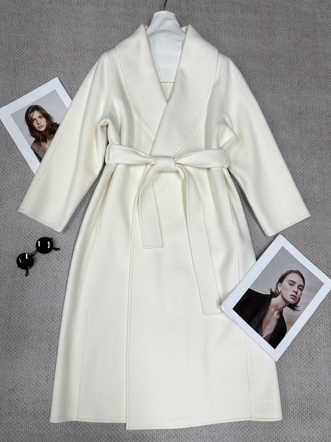 NO:945094,M* autumn and winter green fruit collar double-sided cashmere coat has its own atmosphere, pure white that cannot be taken away, clean and pure temperament. Ingredients: 10 cashmere 90 wool. Size SML, Maxmara-Clothing,19860909M*秋冬青果领双面羊绒大衣 自带氛围感,无法挪开眼的纯白,洁净纯美的气质 成分10羊绒90羊毛 尺码SML,麦丝玛拉-服装,,Women's clothing
