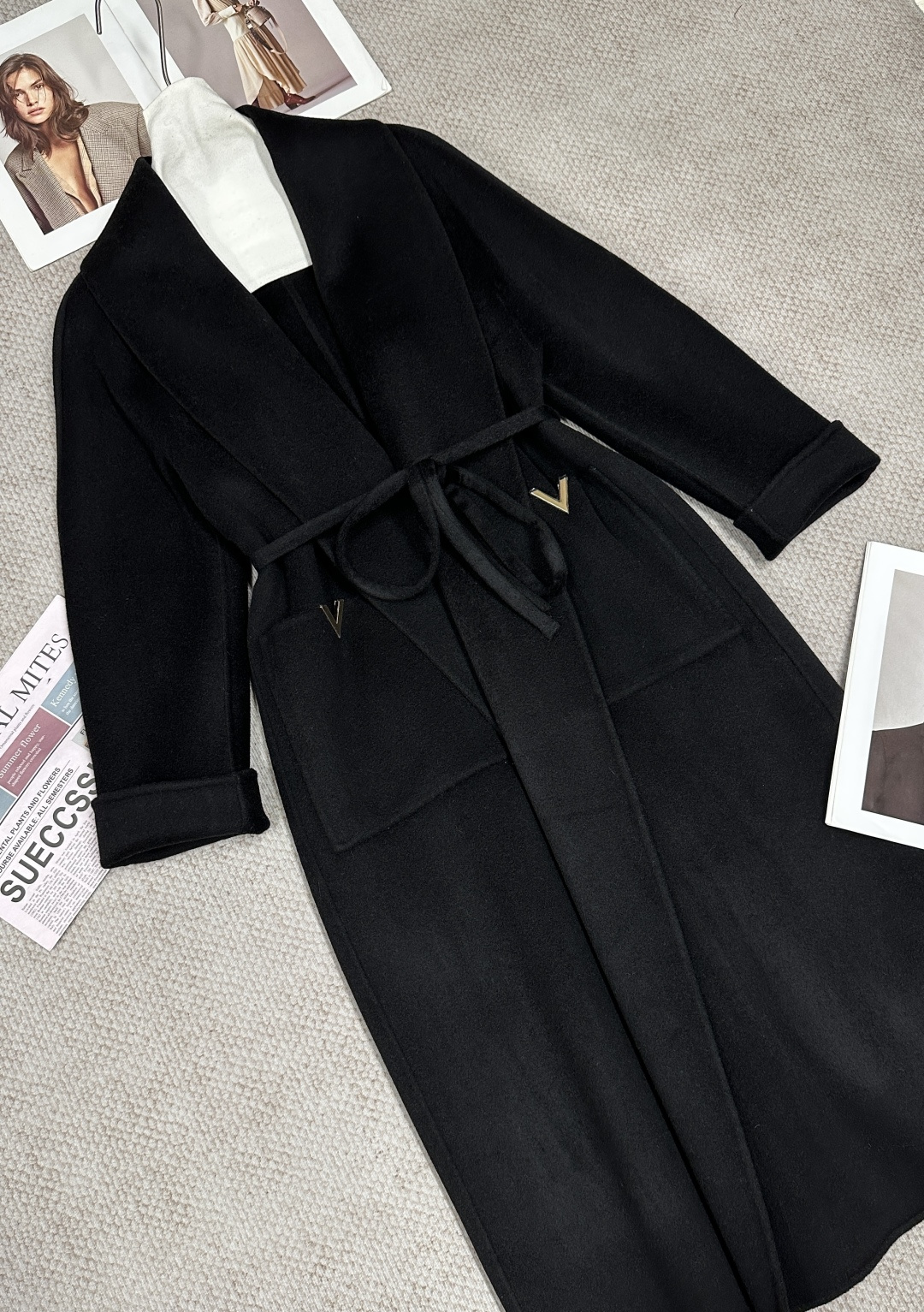 NO:945096,V* autumn and winter green fruit collar thin belt double-sided cashmere coat, the top collision of cashmere and gold V, bathrobe-style relaxed tailoring, wearing Italian elegance on the body, without unnecessary decoration, tied at the waist, with a lazy and restrained luxury atmosphere. Ingredients 10 cashmere 90 wool Size SML Color black white camel, Valentino-clothing, valentino,19860909V*秋冬青果领细腰带双面羊绒大衣 羊绒与金V的顶级碰撞 ,浴袍式松弛剪裁,把意式贵气穿在身上,无需多余装饰,腰间一系,自带慵懒又克制的豪门氛围感 成分10羊绒90羊毛 尺码SML 颜色黑色 白色 驼色,华伦天奴-服装,valentino,,Women's clothing