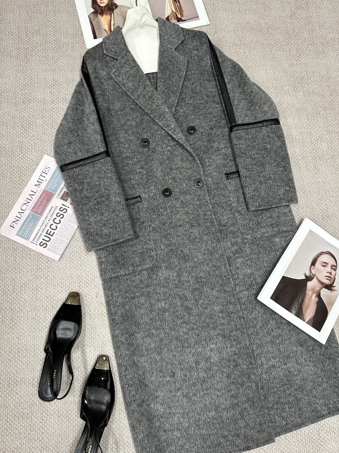 NO:945102,M* autumn and winter suit collar and leather double-sided cashmere long coat shows complex and profound color matching skills. It is not only a visual feast, but also a conveyance of emotion and temperature. Composition: 10 cashmere 90 wool. Size SML, Maxmara-clothing, business suit,19860909M*秋冬西装领拼皮双面羊绒长款大衣 展现了复杂而深邃的色彩搭配技巧,不仅仅是视觉的盛宴,更是情感和温度的传达 成分10羊绒90羊毛 尺码SML,麦丝玛拉-服装,business suit,,Women's clothing