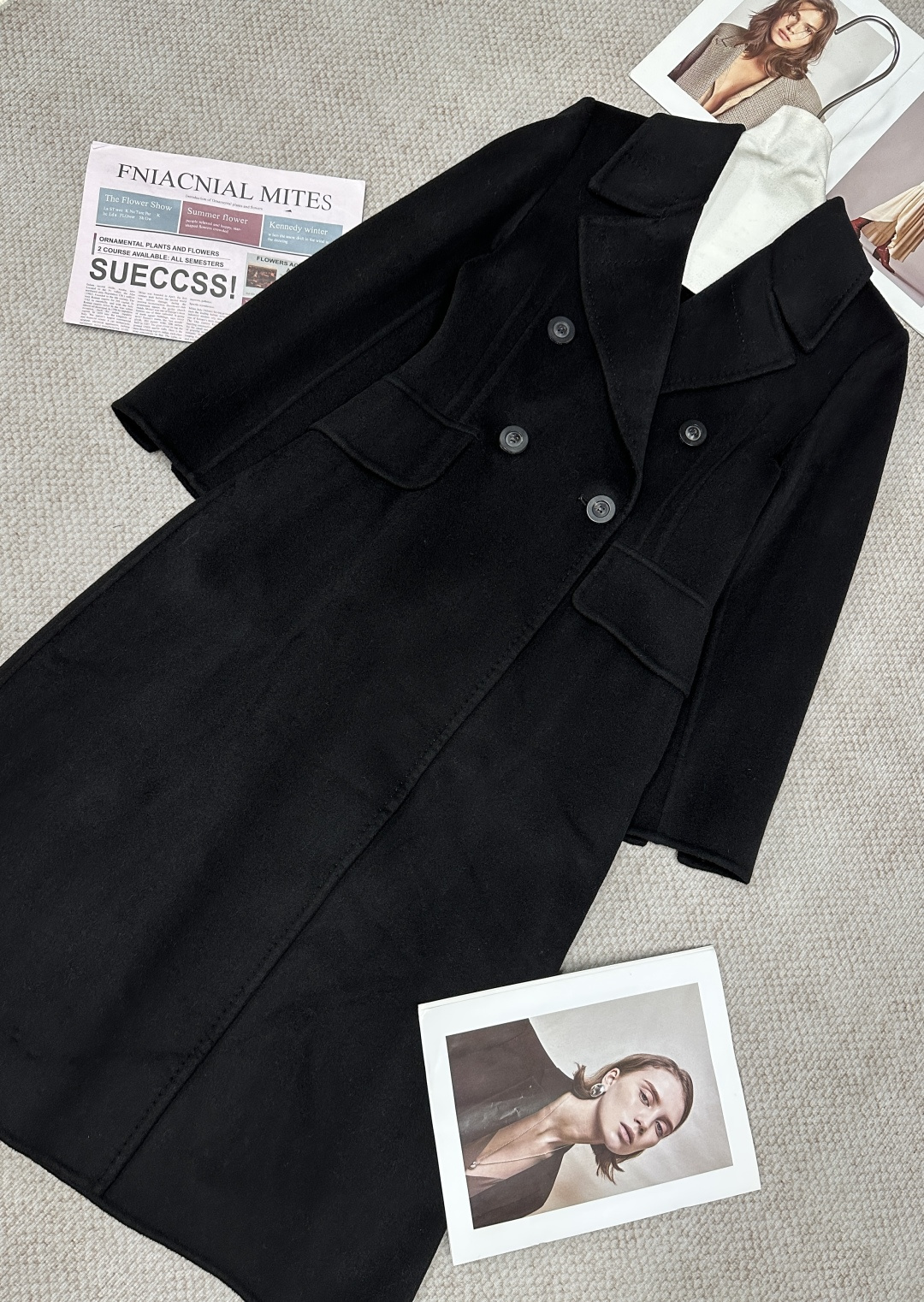 NO:945110,M* Autumn and Winter suit collar double-breasted slim double-sided cashmere long coat. Classic silhouette. It has the straightness and toughness of men's riding clothes, as well as the hourglass silhouette of the ultimate waist. The upper back can show the graceful lines of your figure, giving you an elegant, romantic and tough and capable aura. Ingredients: 10 cashmere 90 wool. Size SML. Color: black, white, camel, Max Mara - Clothing, business suit,19860909M*秋冬西装领双排扣修身双面羊绒长款大衣 经典廓型,既有男士骑装的笔挺与硬朗,也有极致收腰的沙漏型轮廓,上身后能够展现您身形的曼妙线条,为您带来优雅浪漫又不失硬朗干练的气场 成分10羊绒90羊毛 尺码SML 颜色黑色 白色 驼色,麦丝玛拉-服装,business suit,,Women's clothing
