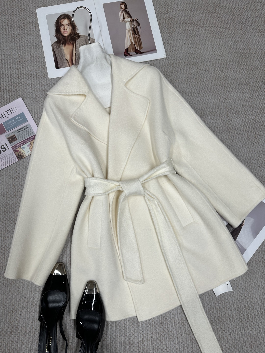 NO:945037,M* autumn and winter classic suit collar water ripple short coat with diagonal pockets and waist tie. Other than that, there is no superfluous pretense. You can tap unlimited matching potential from the simple design. Ingredients Cashmere Size SML, Maxmara-clothing, business suit,19860909M*秋冬经典款西装领水波纹短款大衣 斜插口袋和束腰系带,除此之外别无多余矫饰,你可以从的简练设计中挖掘无限的搭配潜力. 成分羊绒 尺码SML,麦丝玛拉-服装,business suit,,Women's clothing